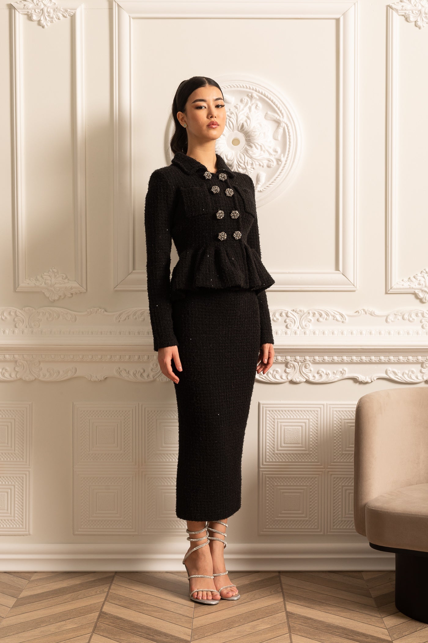 Gestricktes, strukturiertes Kleid mit Peplum-Taille und dekorativen Knöpfen - Schwarz 
