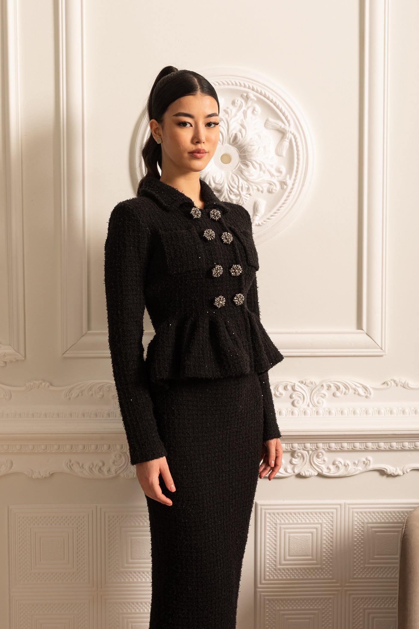 Gestricktes, strukturiertes Kleid mit Peplum-Taille und dekorativen Knöpfen - Schwarz 