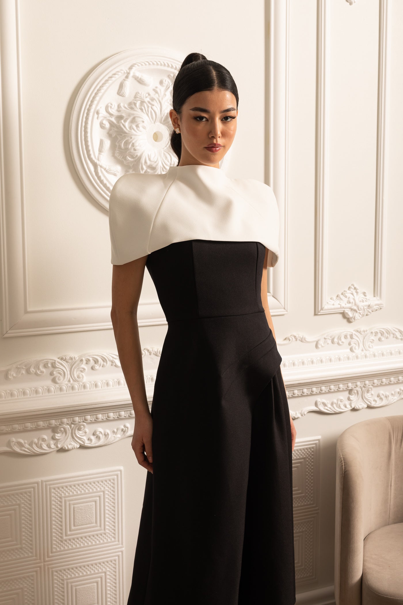 Elegant Asymmetrical Dress With Contrasting White Detachable Capelet - Black