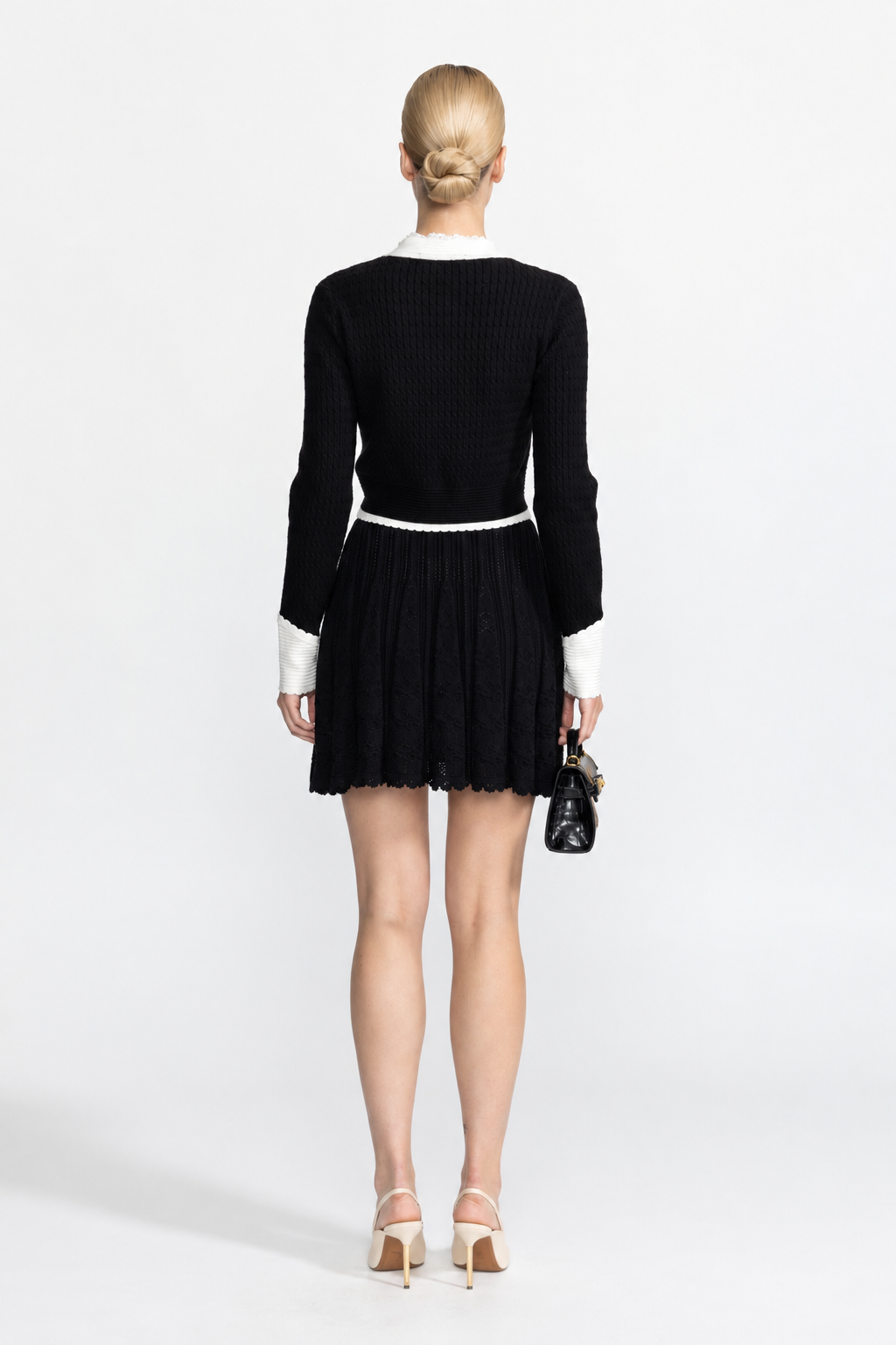 Kurze Cable-Strickjacke mit Perlenbesatz und Kontrastkante - Schwarz 