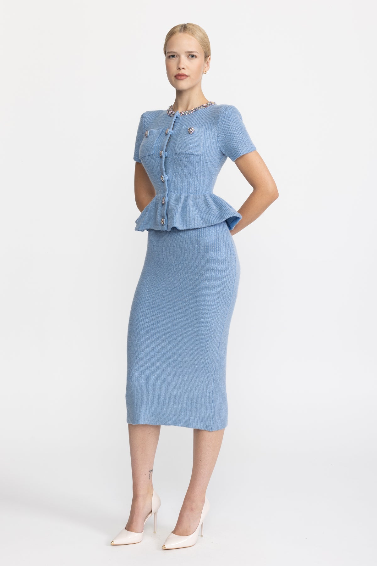 Midi-Strickkleid mit Kristallverzierung und Schößchen - Hellblau 