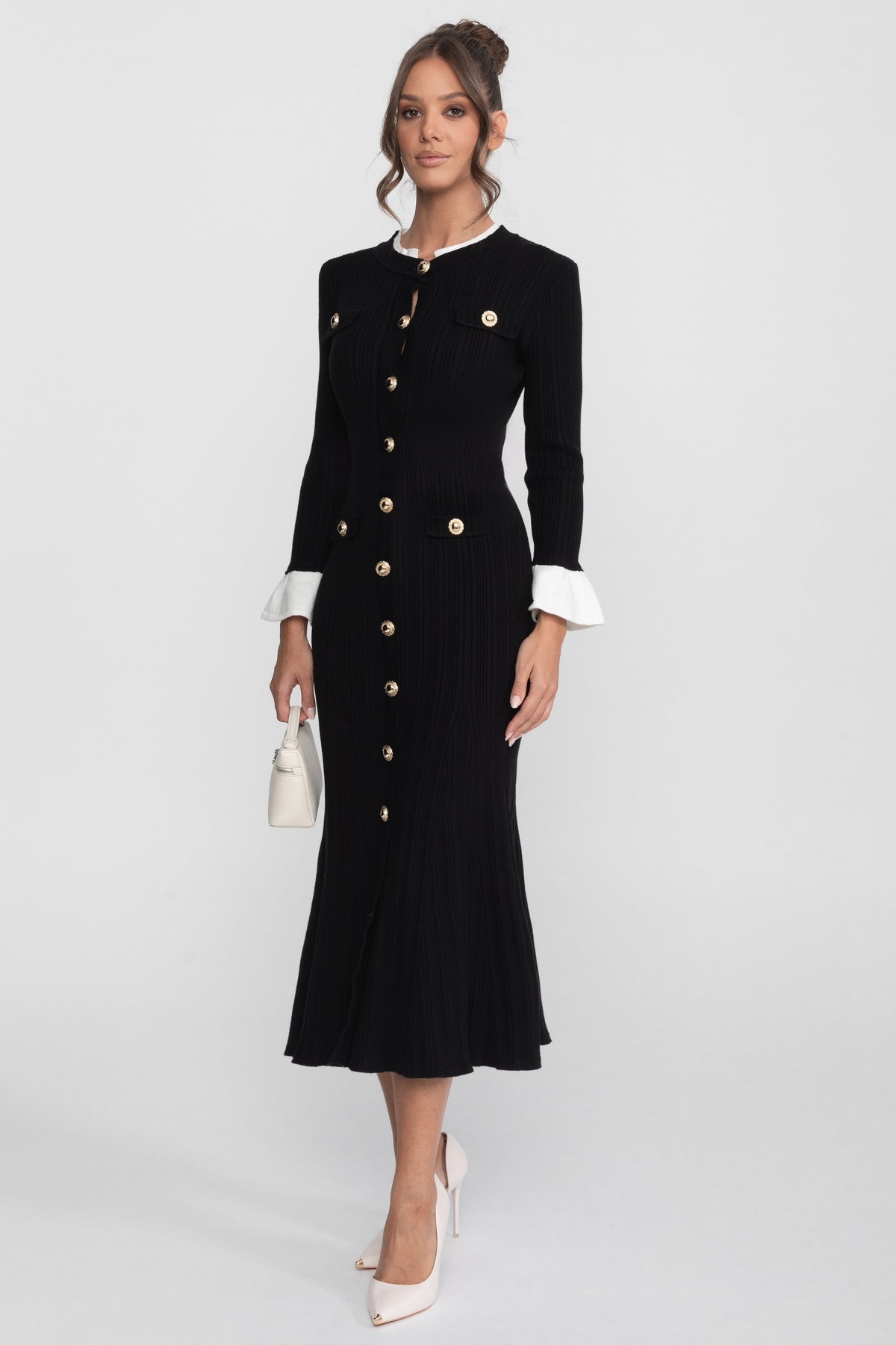 Geripptes Strick-Midi-Kleid mit weißen Manschetten und Kragen - Schwarz 