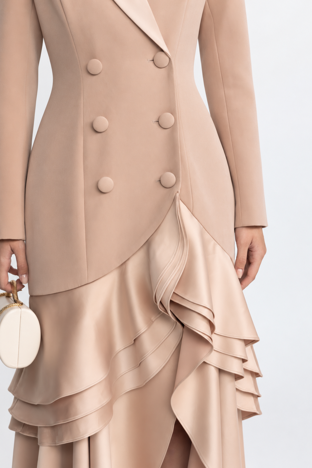 Maxikleid aus Satin mit Volantsaum und doppelreihiger Blazer-Front - Beige 