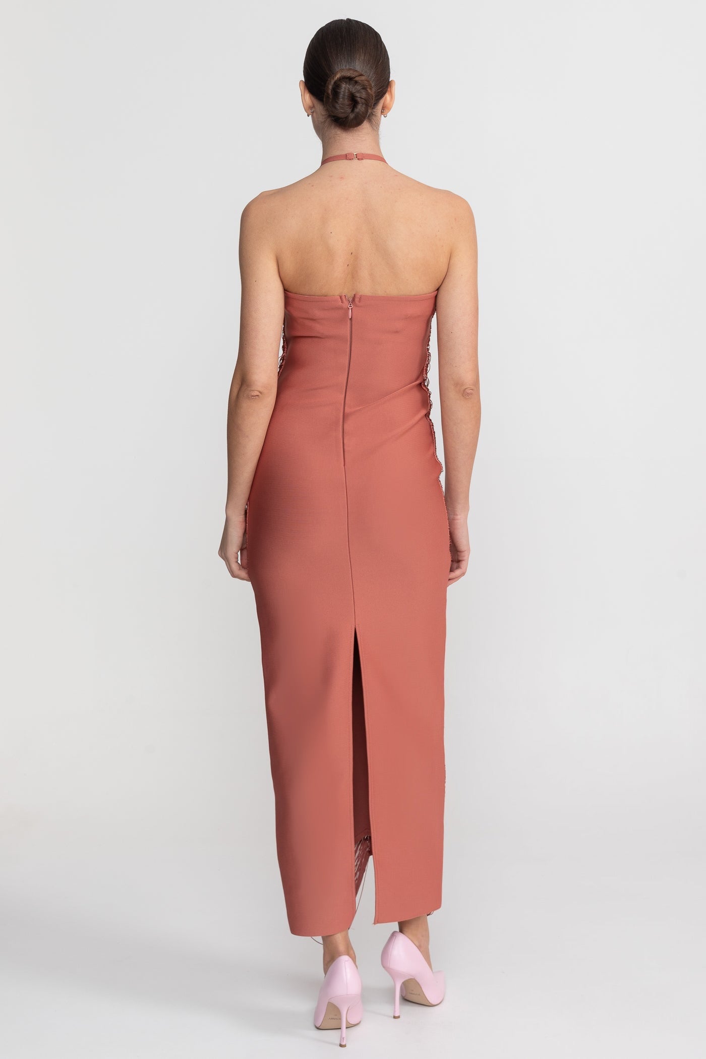 Halter-Neck-Midikleid mit durchgehend plissierter Textur – Hellbraun 