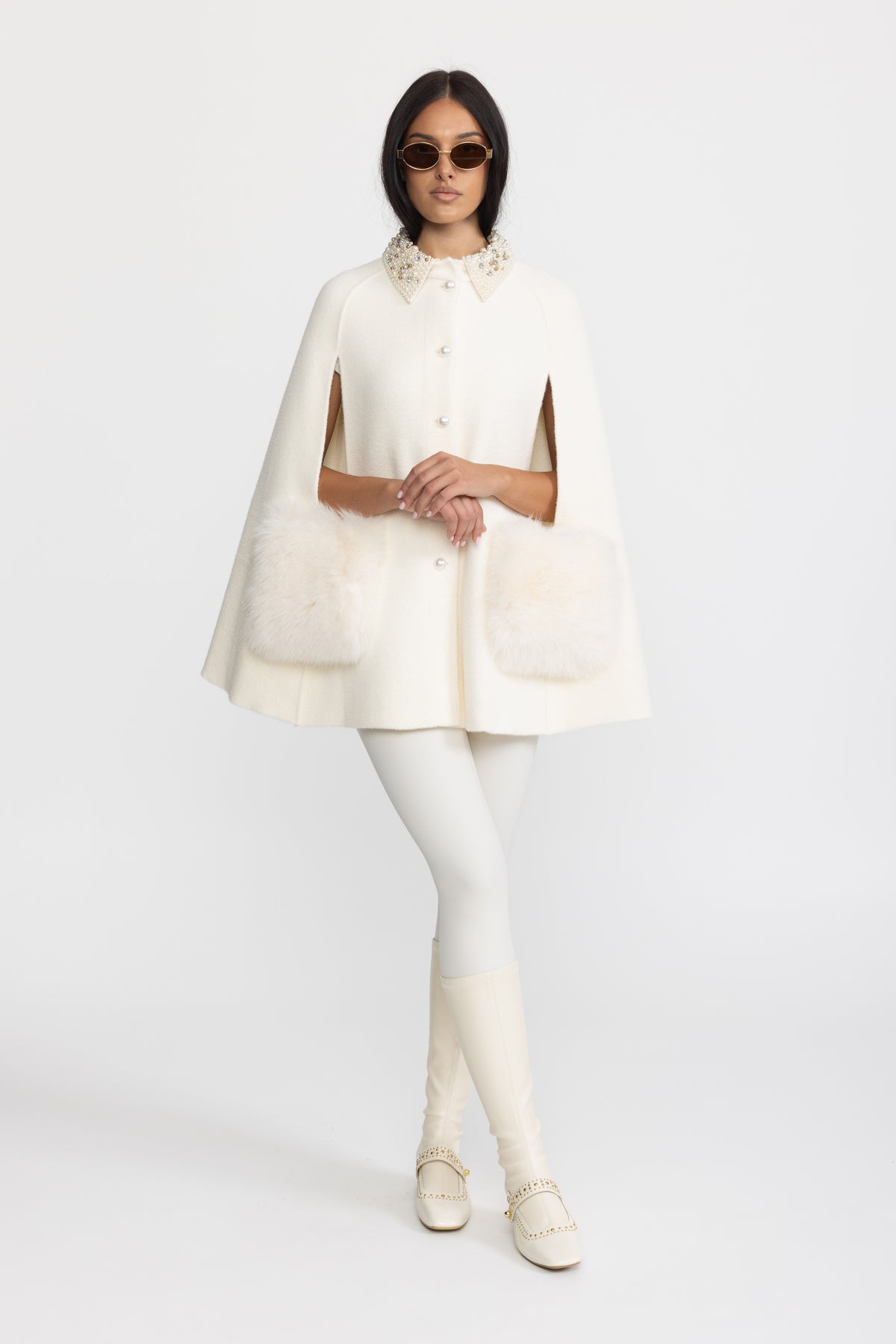 Cape mit perlenbesetztem Kragen und Taschen aus Faux Fur - Ivoire 