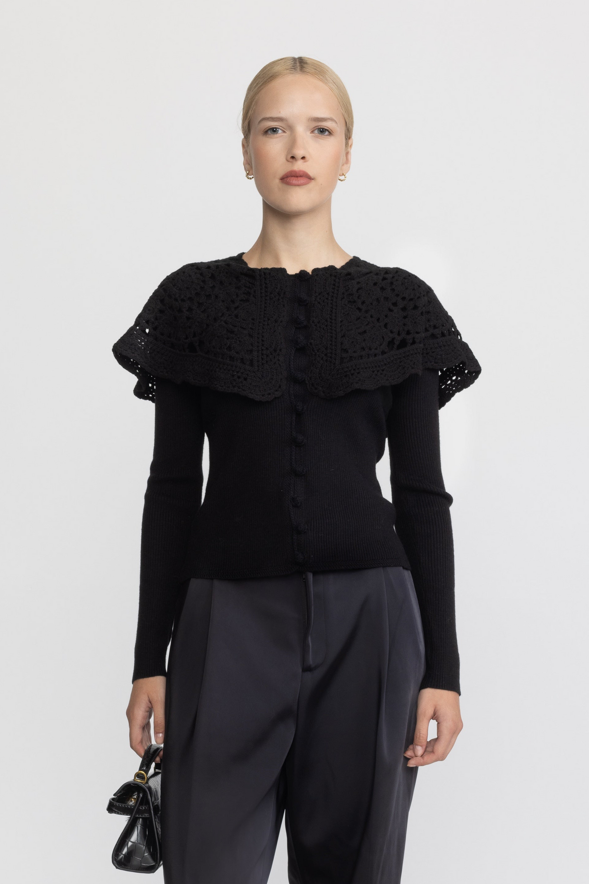 Gerippte Strickjacke mit Capelet-Kragen in Häkeloptik - Schwarz 