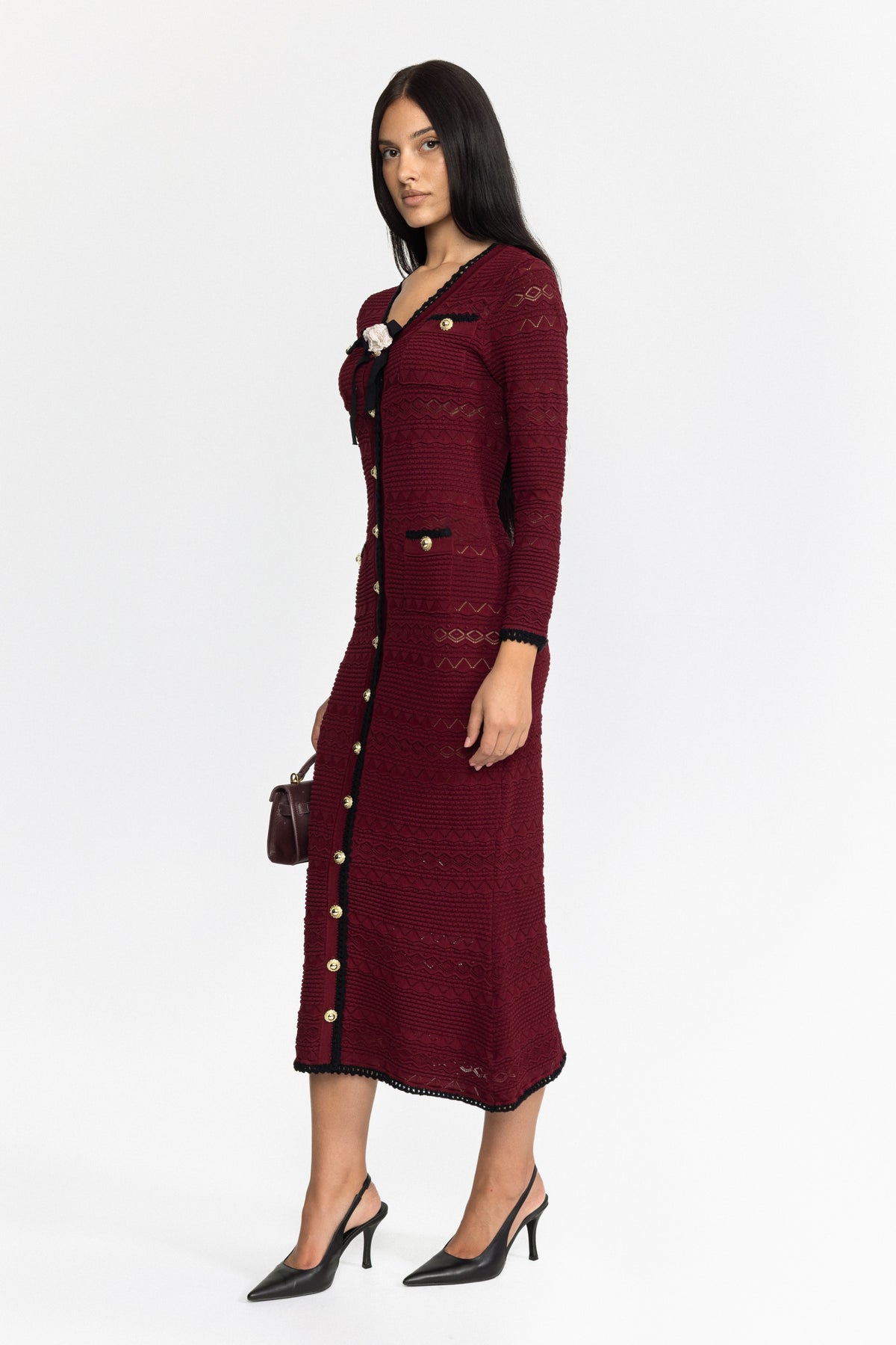 Midikleid aus Strick mit Häkelbesatz, Knopfleiste und Blumenbrosche - Weinrot 