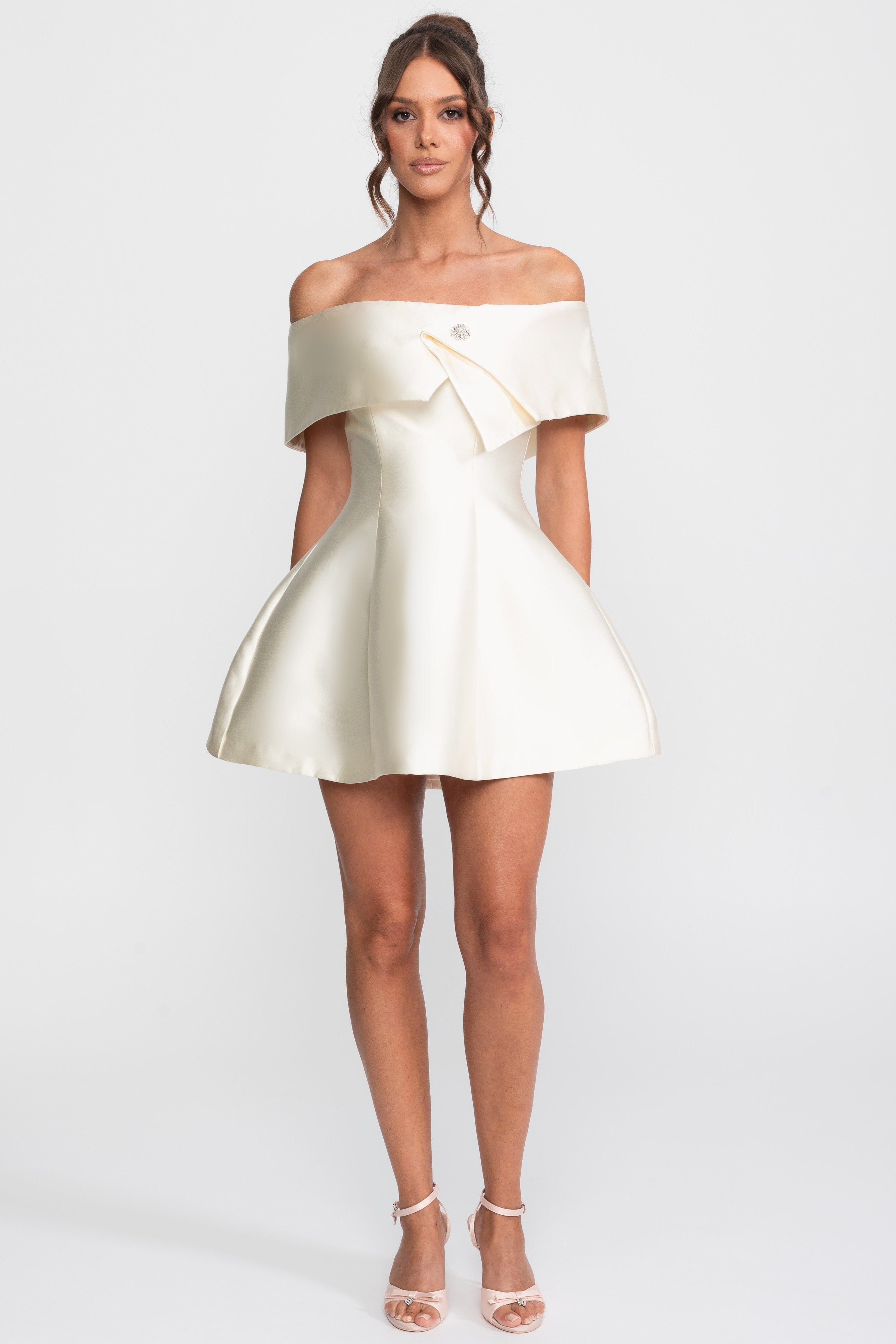 Schulterfreies Fit-and-Flare-Minikleid mit Kristallbrosche - Ivoire 