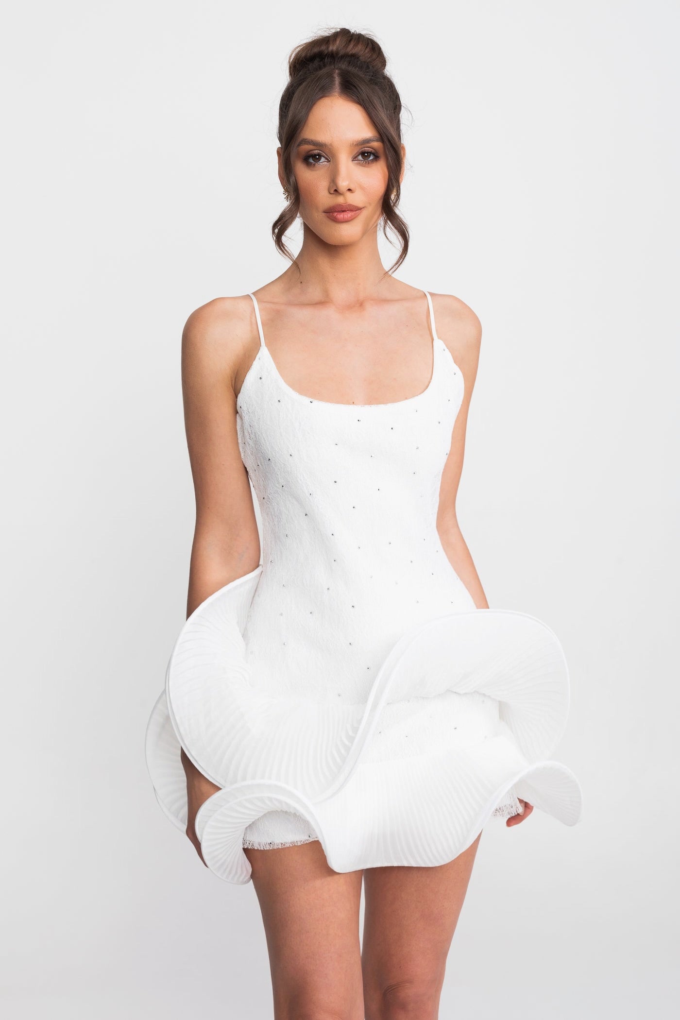 Babydoll-Minikleid mit funkelnden Verzierungen und gerafftem Peplum-Rock - Weiß 
