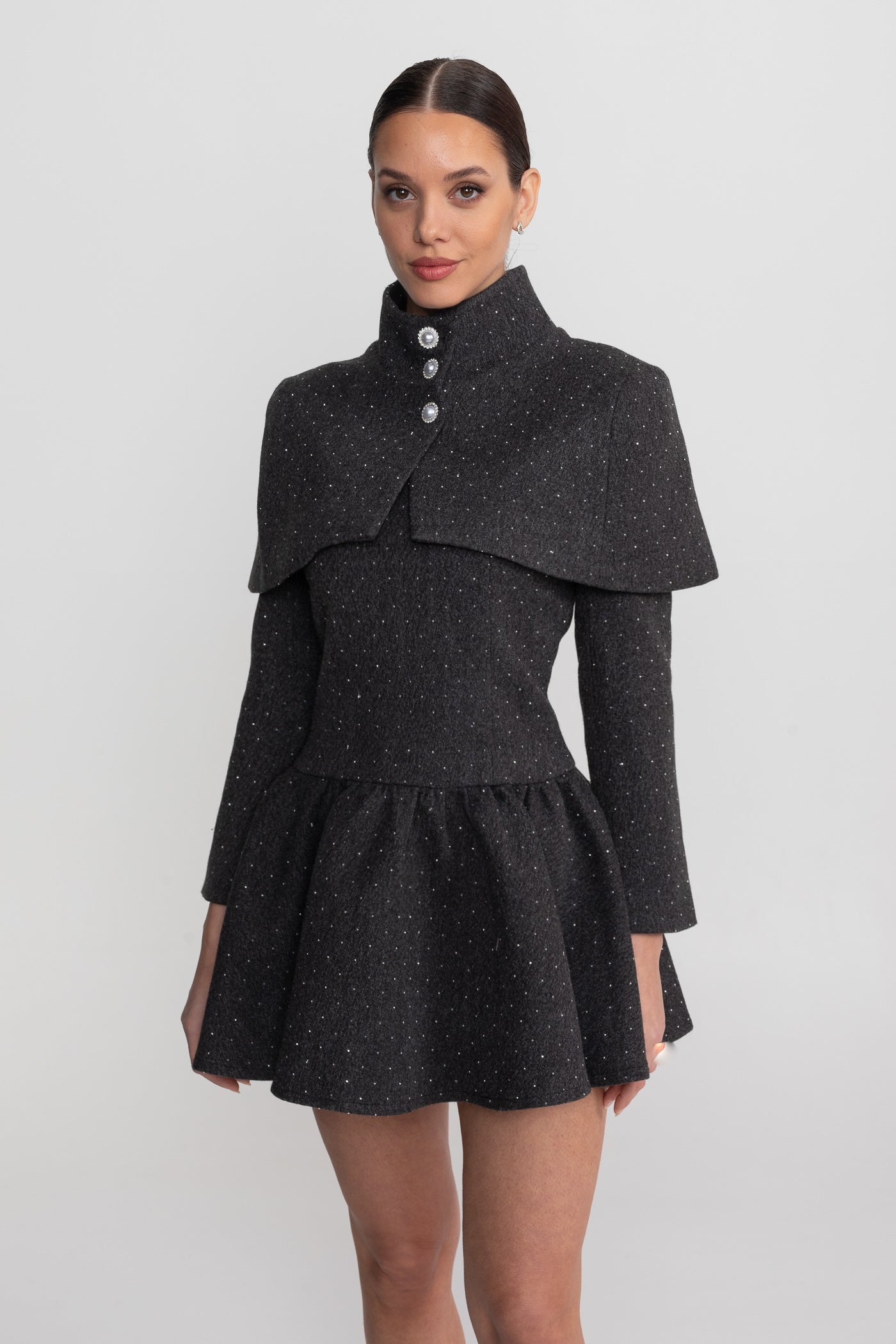 Langärmeliges Minikleid mit abnehmbarem Cape-Overlay – Anthrazit 