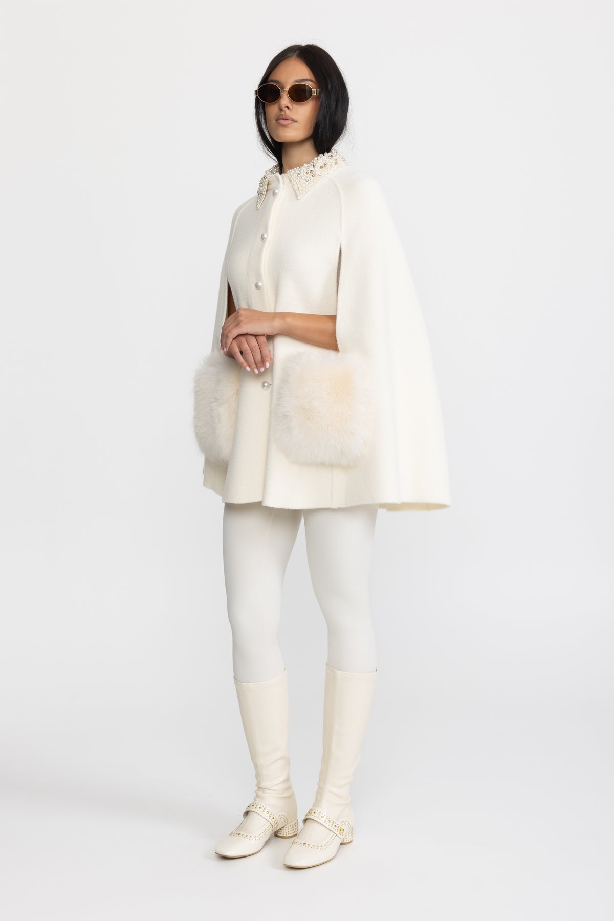 Cape mit perlenbesetztem Kragen und Taschen aus Faux Fur - Ivoire 