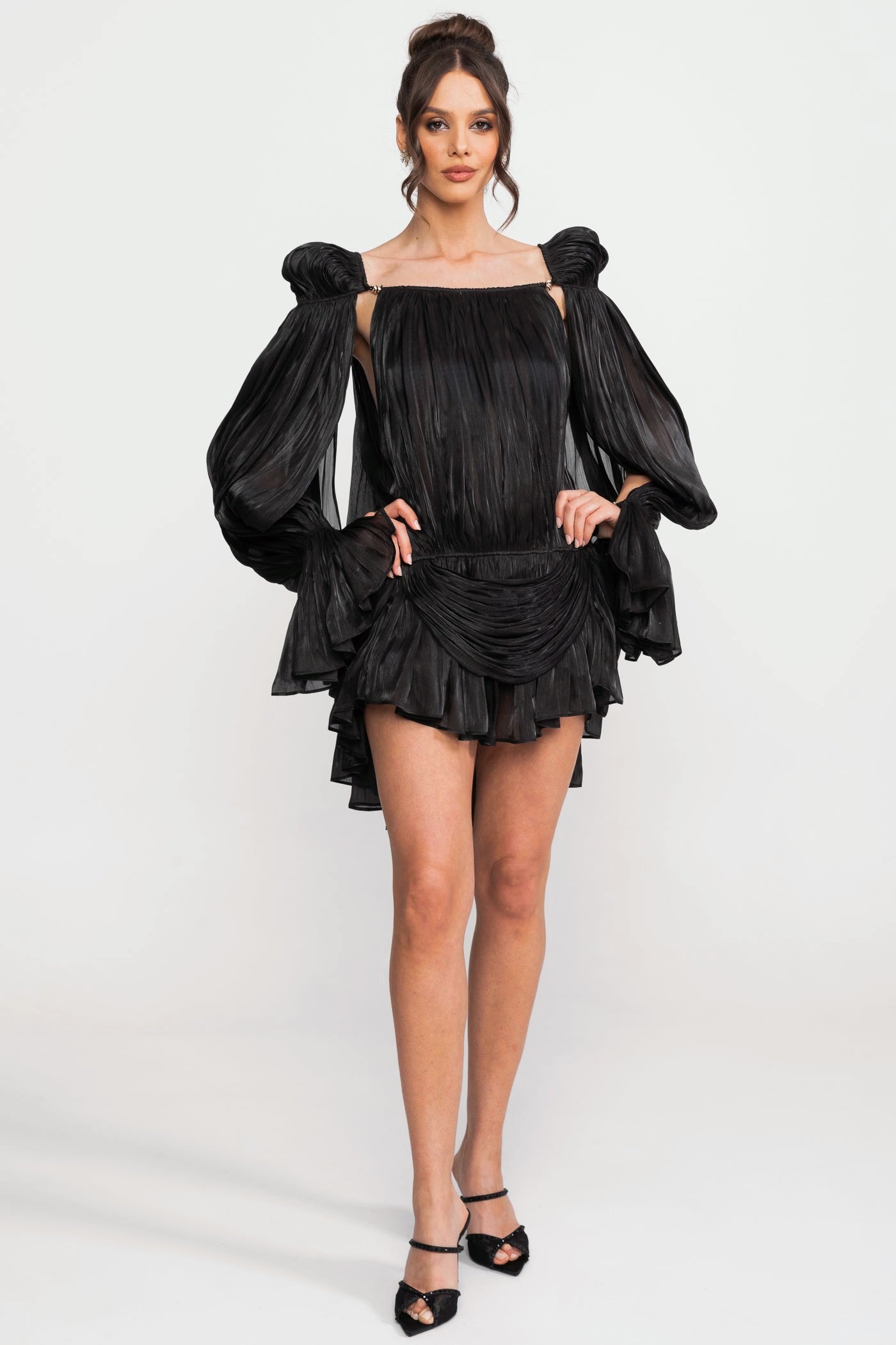 Transparentes, drapiertes Minikleid mit Cape-Ärmeln und goldfarbener Clip-Detailierung - Schwarz 