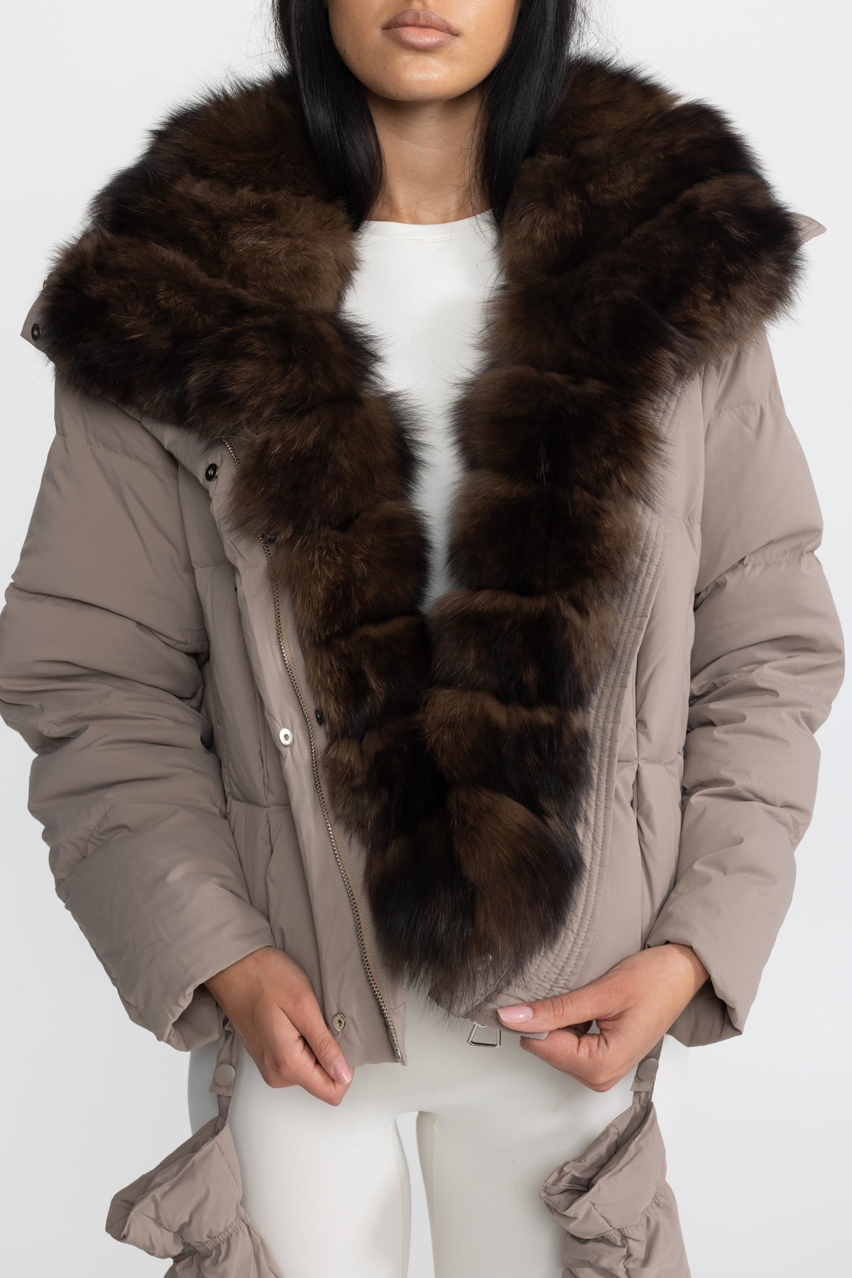 Daunen-Pufferjacke in Cropped-Länge mit Fuchspelzkragen – Taupe 
