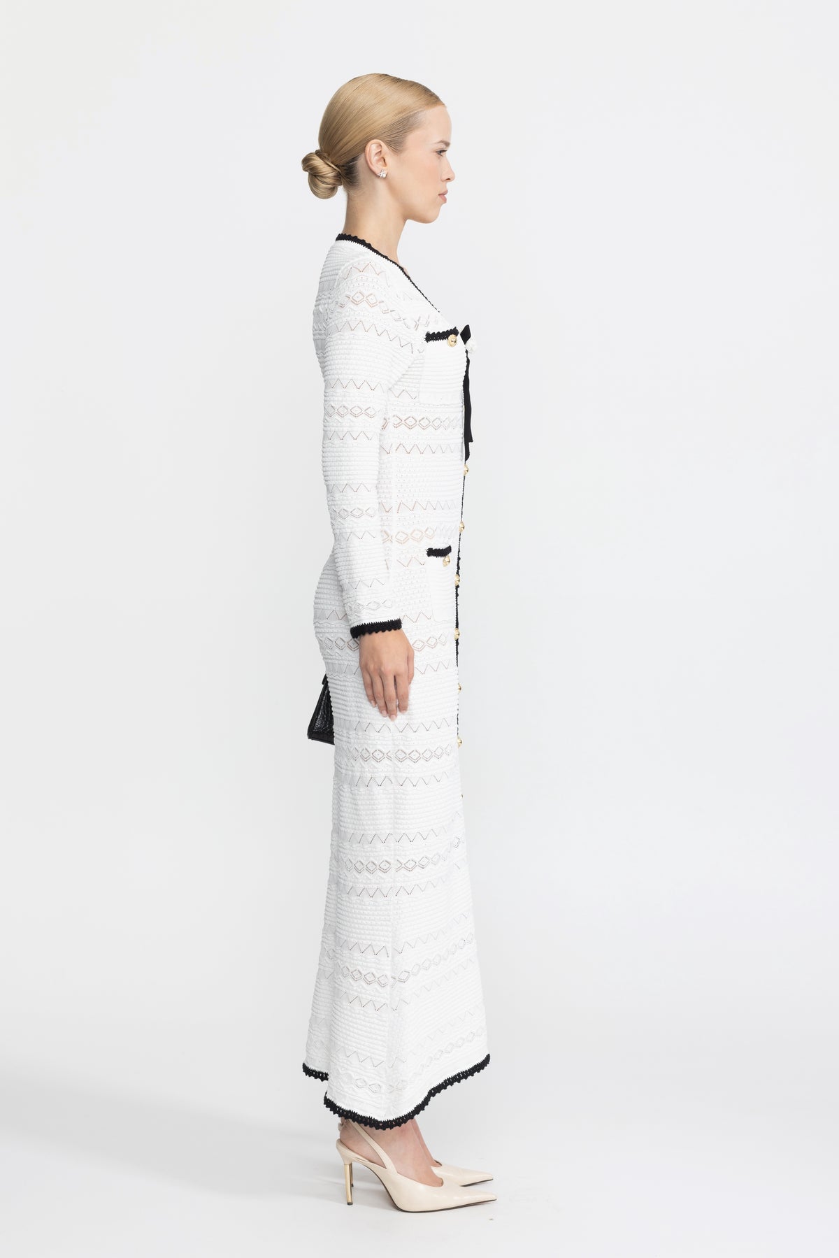 Midi-Strickkleid mit Knopfleiste, Häkelbesatz und Blumenbrosche - Weiß 