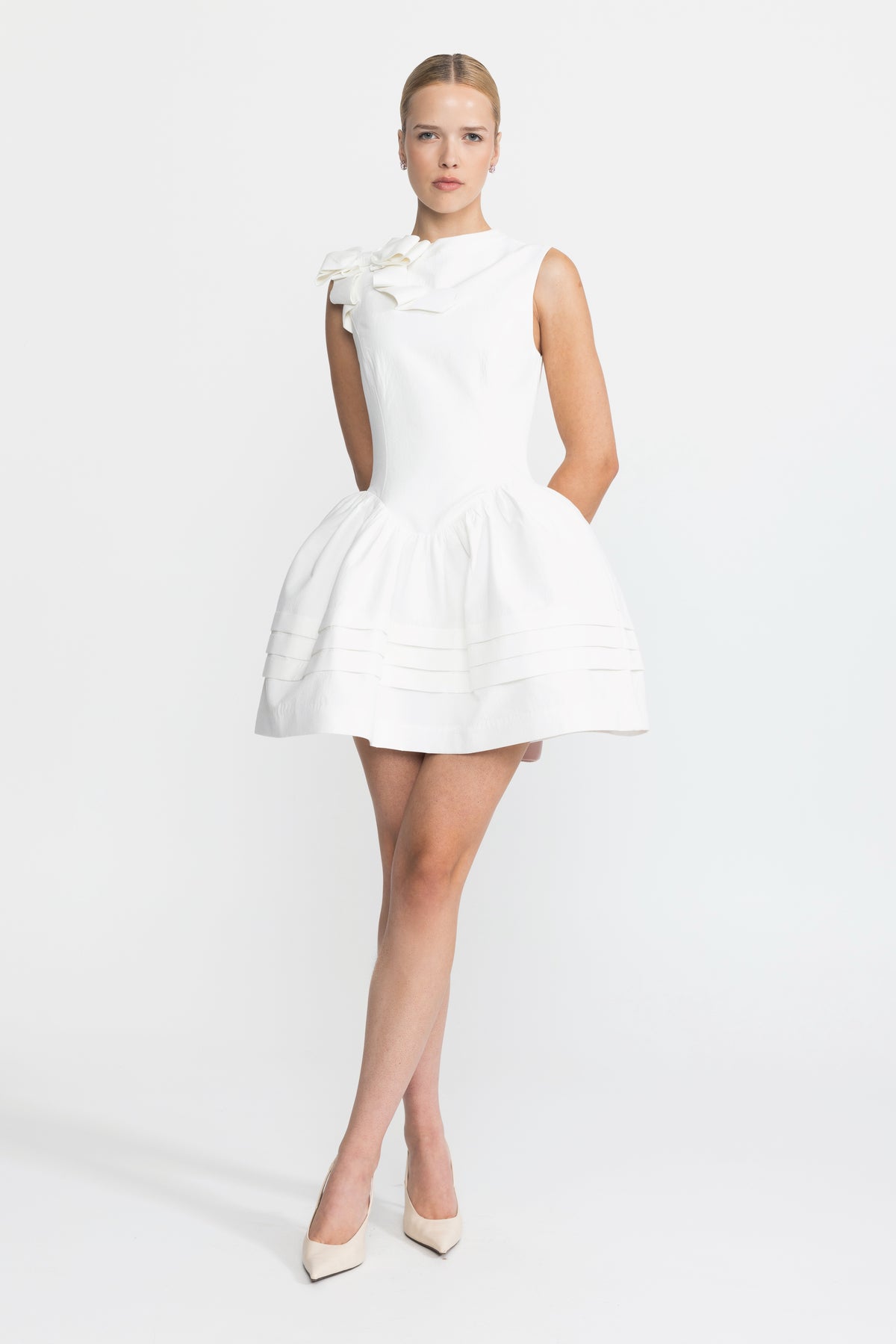Baumwoll-Minikleid mit geformter Schleife und tief sitzender Taille – Weiß 