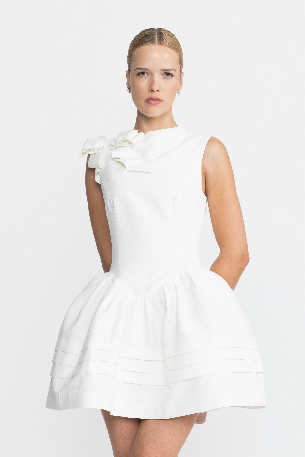 Baumwoll-Minikleid mit geformter Schleife und tief sitzender Taille – Weiß 