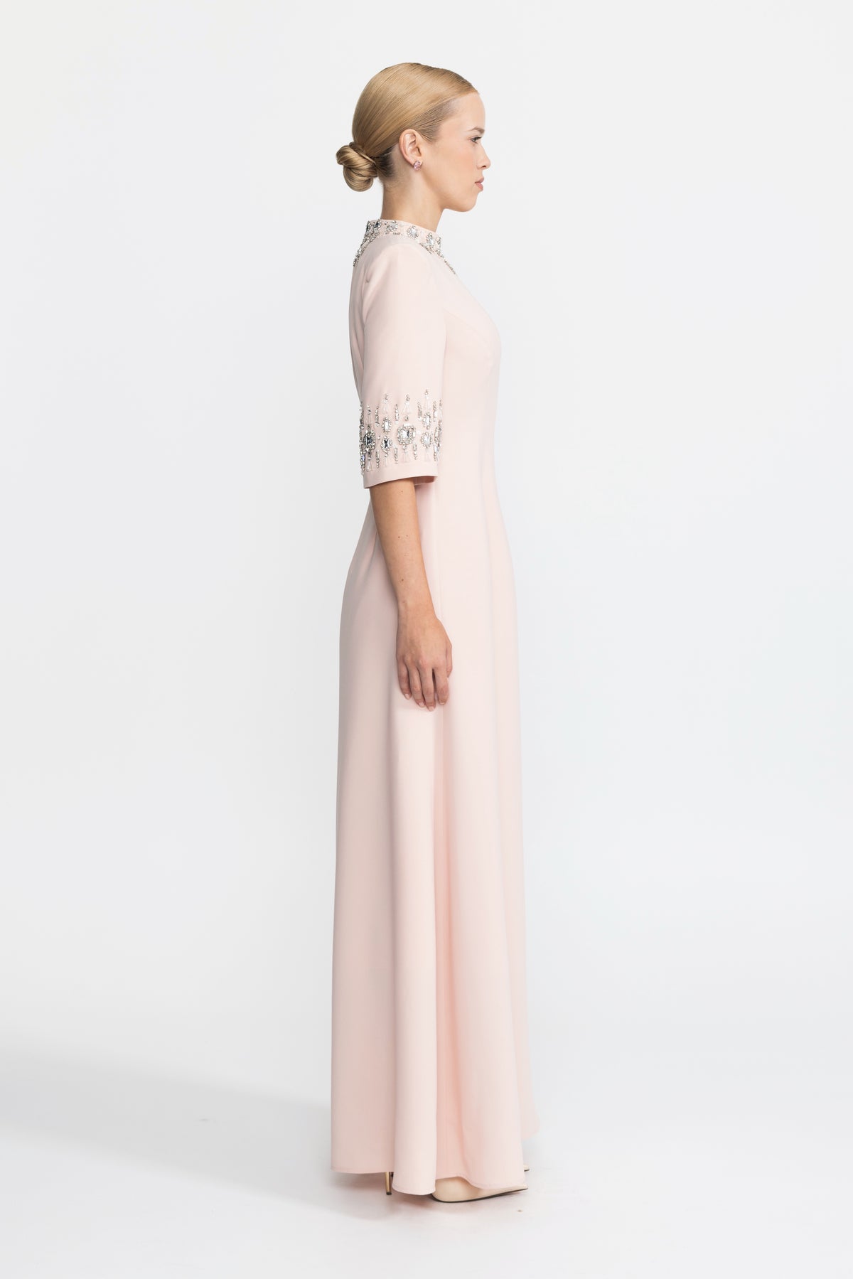 Maxikleid in Pink mit kristallverziertem Kragen und Manschetten 