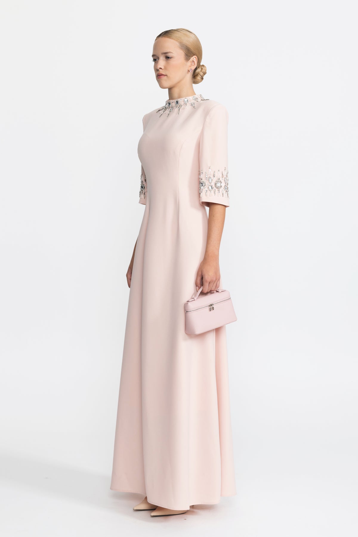 Maxikleid in Pink mit kristallverziertem Kragen und Manschetten 
