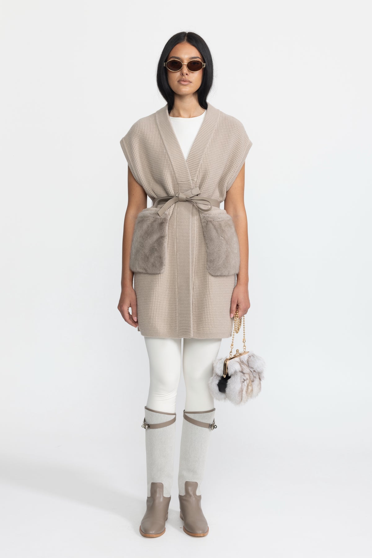 Taillierte Waffelstrick-Weste mit Pelztaschen und Gürtel – Beige 