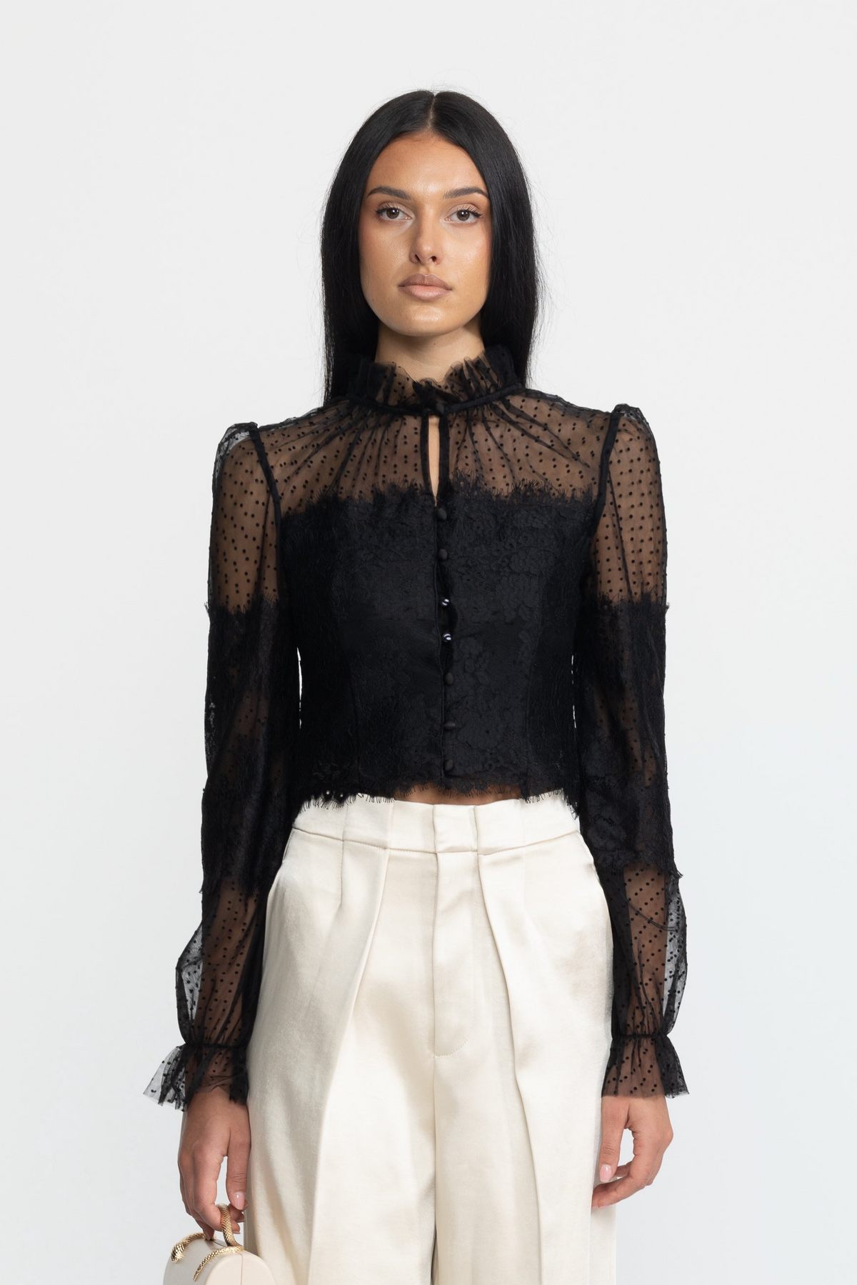 Cropped-Bluse mit Rüschenkragen aus Spitze und Punkt-Mesh – Schwarz 