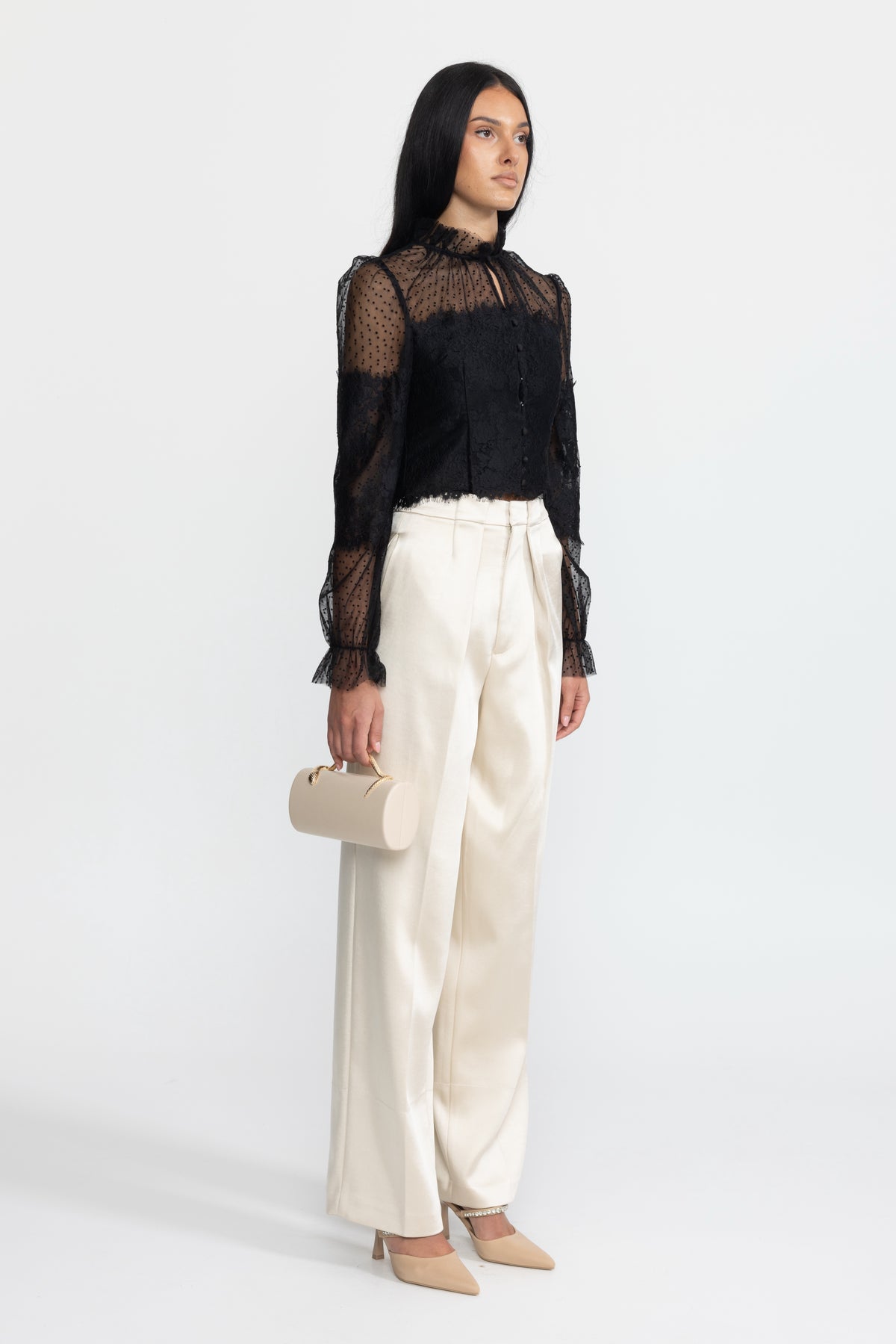 Cropped-Bluse mit Rüschenkragen aus Spitze und Punkt-Mesh – Schwarz 