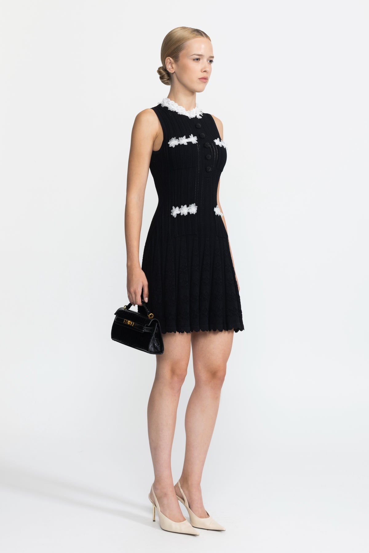 Pointelle-Strick-Minikleid mit Organza-Blütenbesatz - Schwarz 