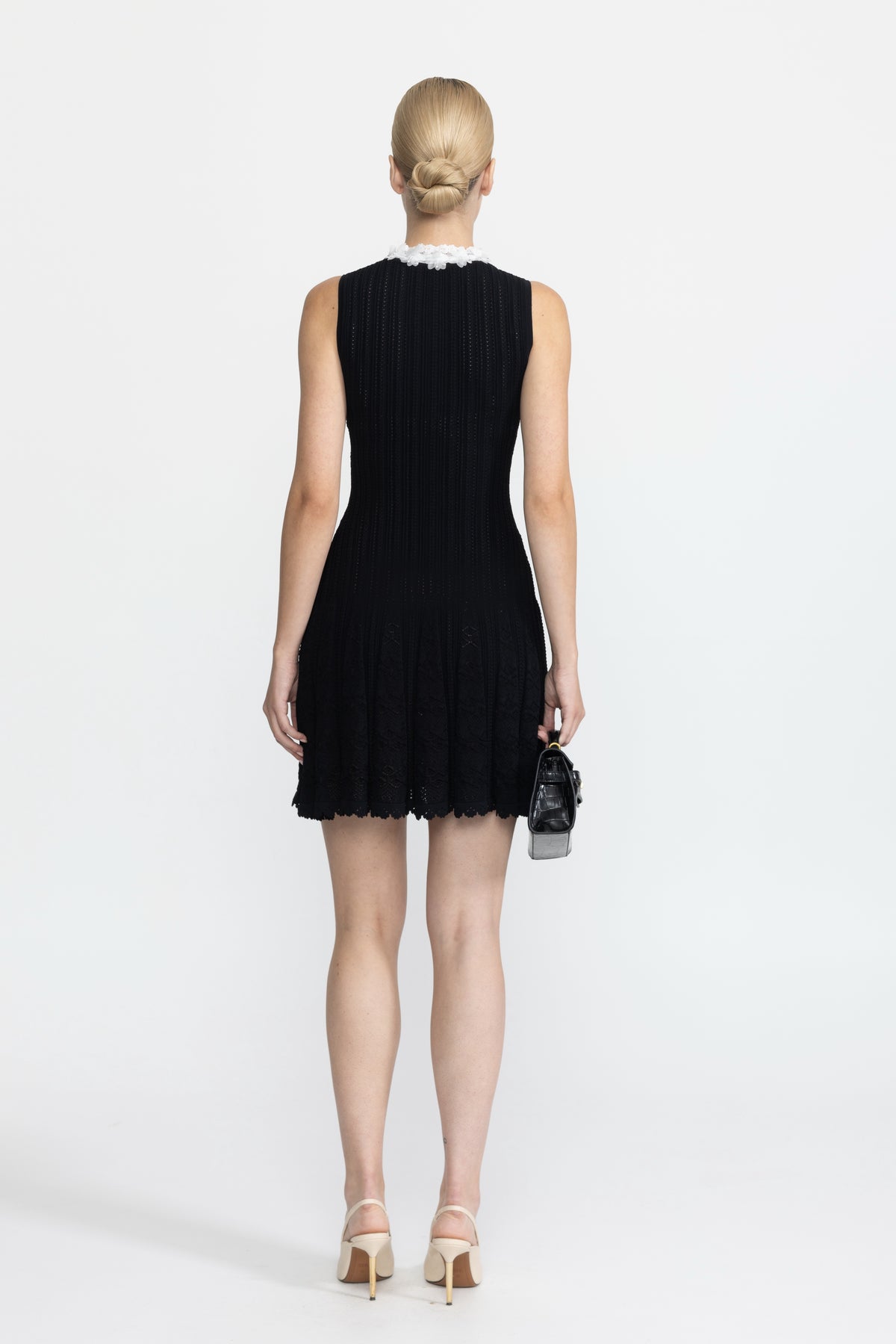 Pointelle-Strick-Minikleid mit Organza-Blütenbesatz - Schwarz 