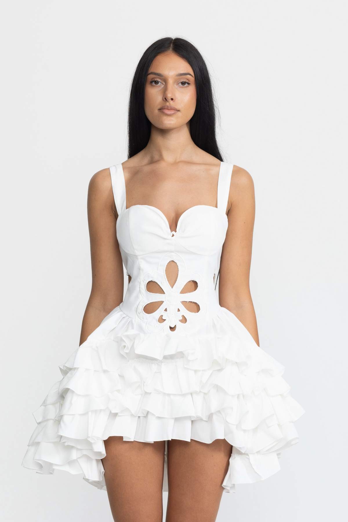 Besticktes Mini-Kleid mit Blumenstickerei, Cut-outs und Rüschen - Weiß 
