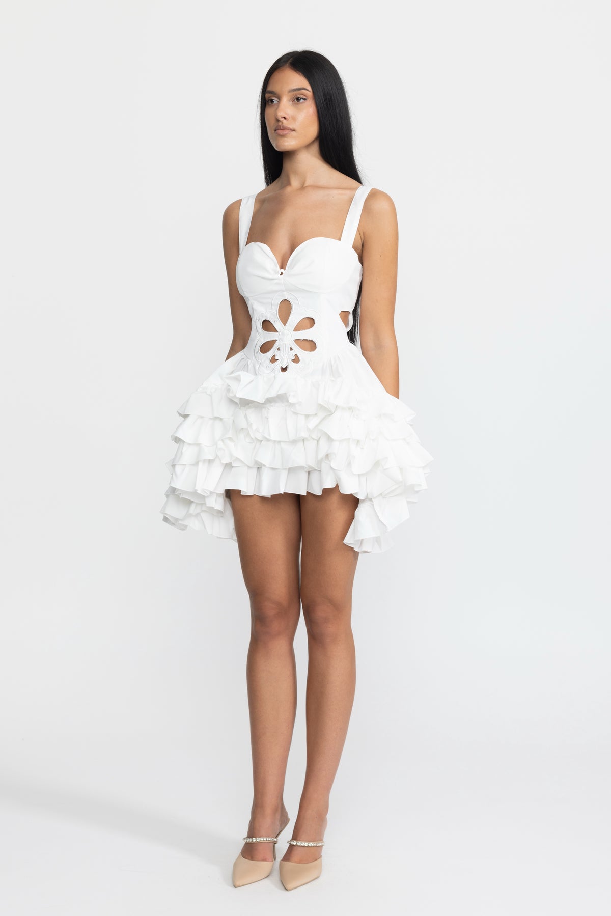 Besticktes Mini-Kleid mit Blumenstickerei, Cut-outs und Rüschen - Weiß 