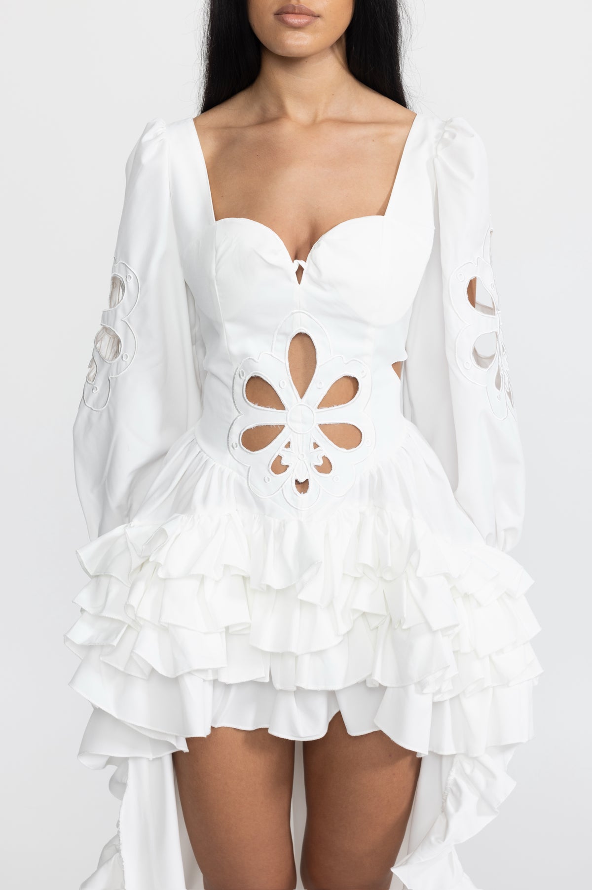 Besticktes High-Low-Maxikleid mit Cut-outs, Puffärmeln und Rüschen - Weiß 
