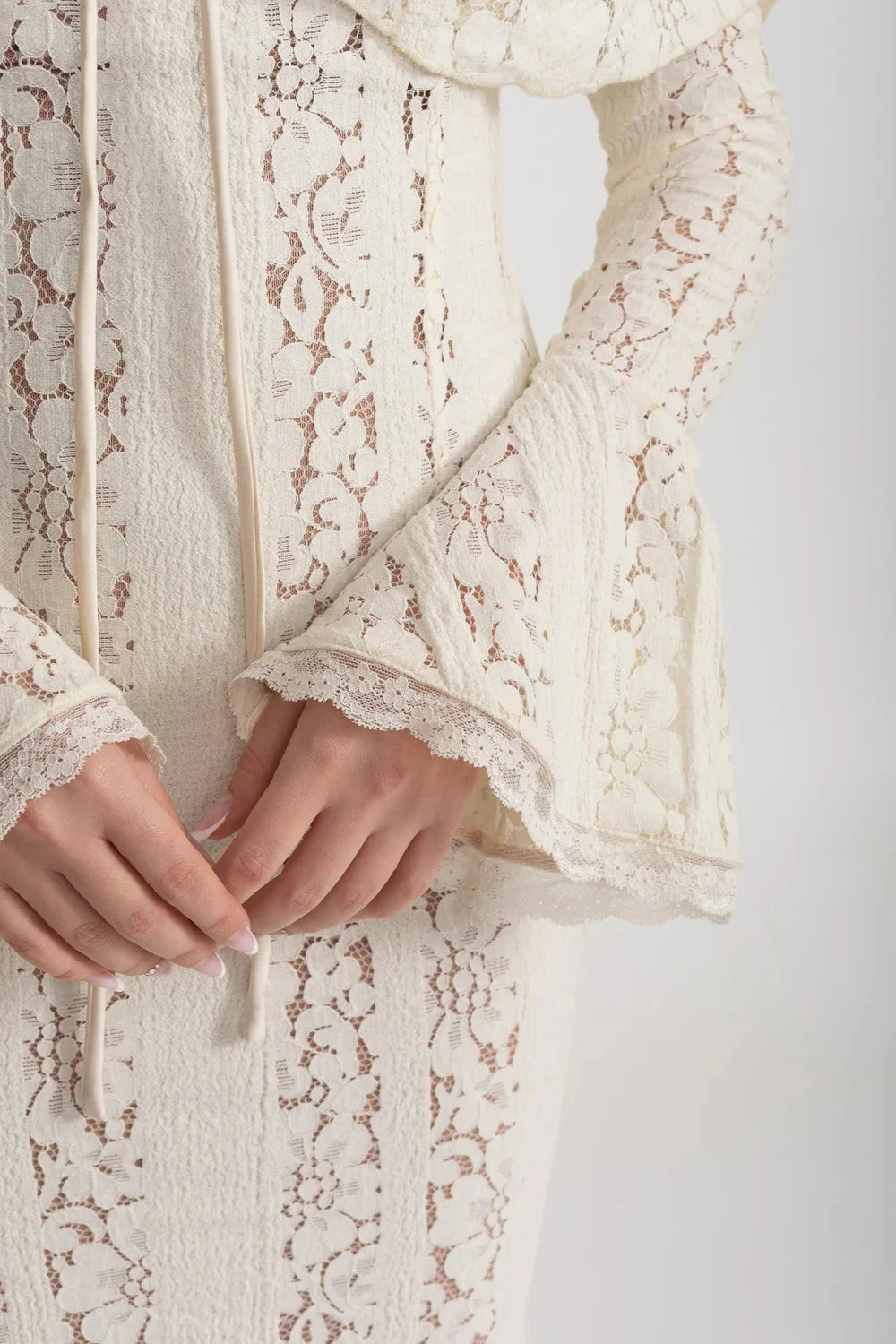 Elegant Off-Shoulder Lace Gown With Long Flared Sleeves - Ivoire