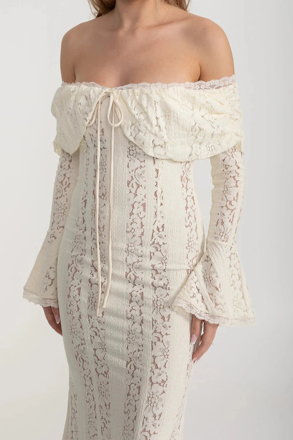 Elegant Off-Shoulder Lace Gown With Long Flared Sleeves - Ivoire