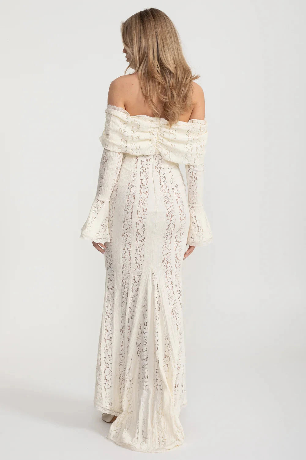 Elegant Off-Shoulder Lace Gown With Long Flared Sleeves - Ivoire