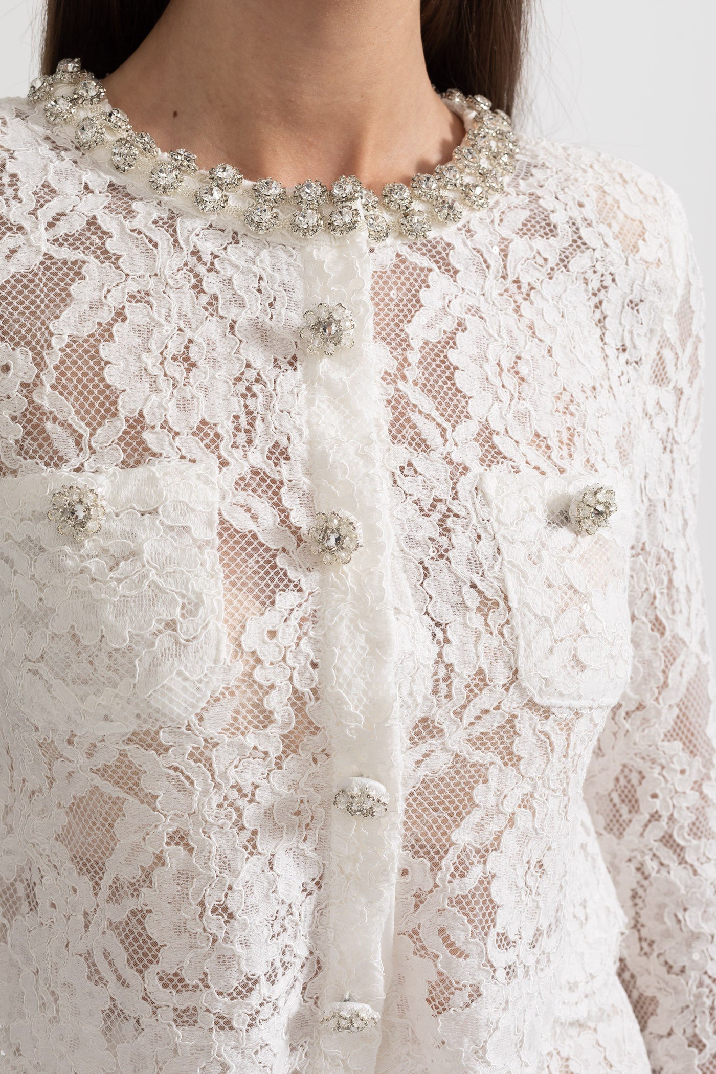 Spitzen-Kombination mit funkelnden Halsauschnitt-Verzierungen und Midirock - Weiß 