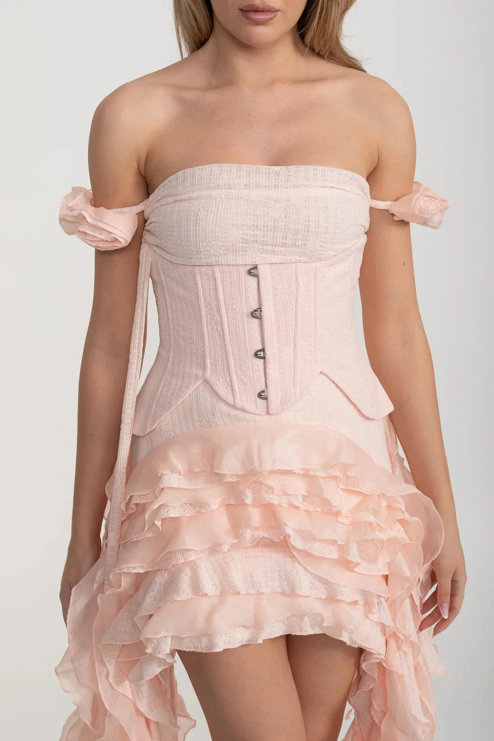 Vintage-inspiriertes Korsettkleid mit gerafftem Bustier und fließenden, gerüschten Seitendetails - Pink 