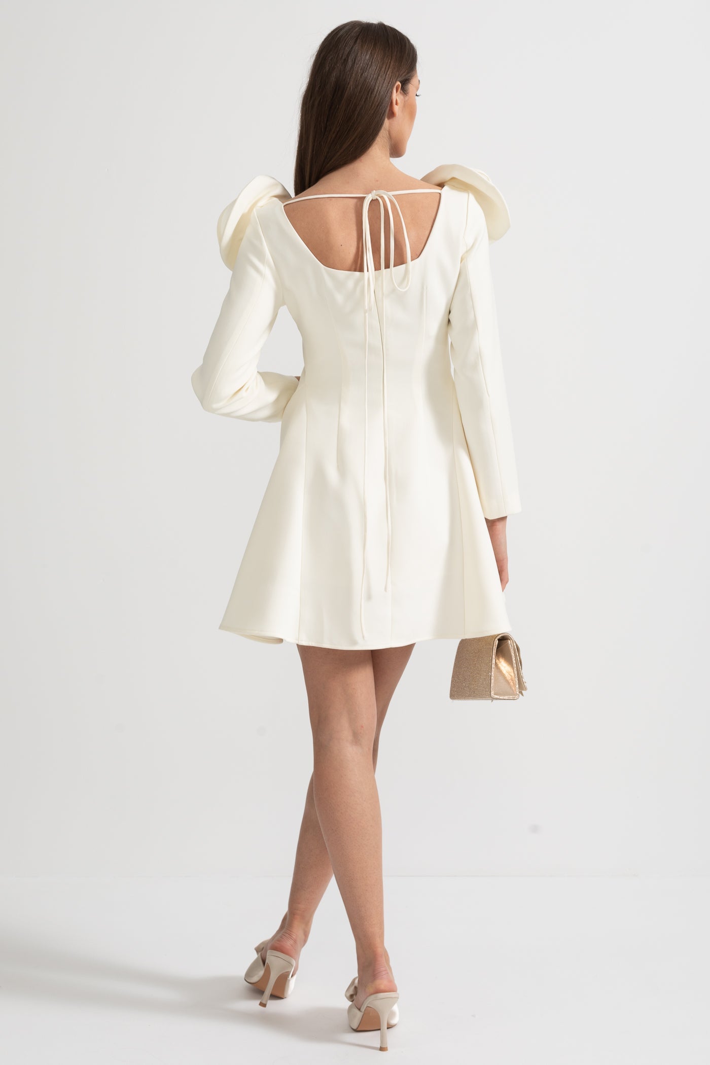 Elegantes Minikleid mit quadratischem Ausschnitt, 3D-Blumenapplikationen und ausgestelltem Rock – Elfenbein 