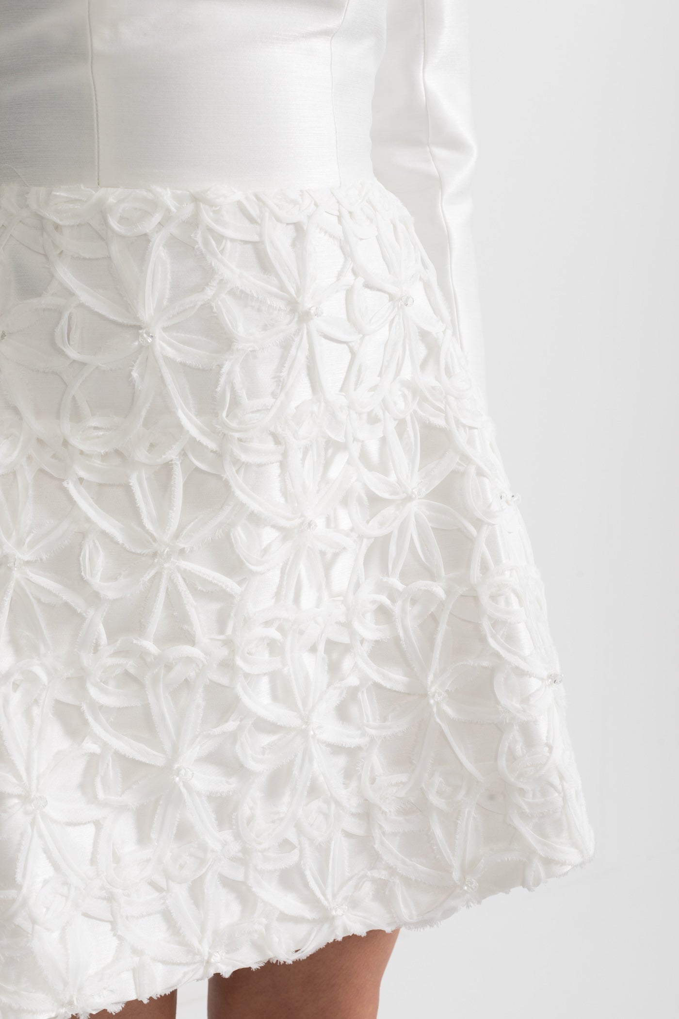 Strukturiertes Minikleid mit abnehmbarem skulpturalem Schulter-Bolero – Weiß 