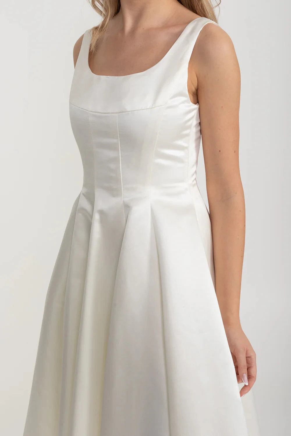 Elegant A-Line Sleeveless Dress With Tailored Bodice And Graceful Flared Skirt - White