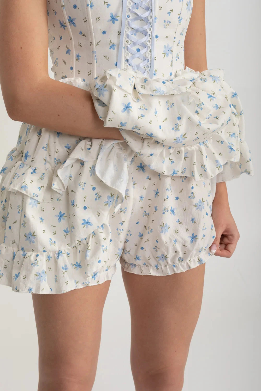 Corsagen-Minikleid mit Schnürdetail und mehrlagigem Rüschenrock – Weiß/Blau 