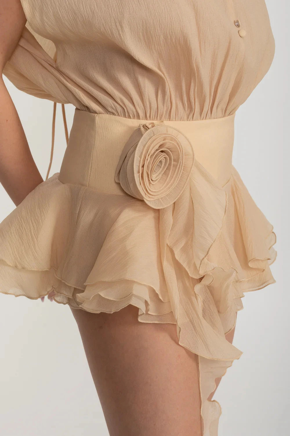 Elegantes Minikleid mit Schößchensaum und Rosetten-Taillenverzierung - Beige 