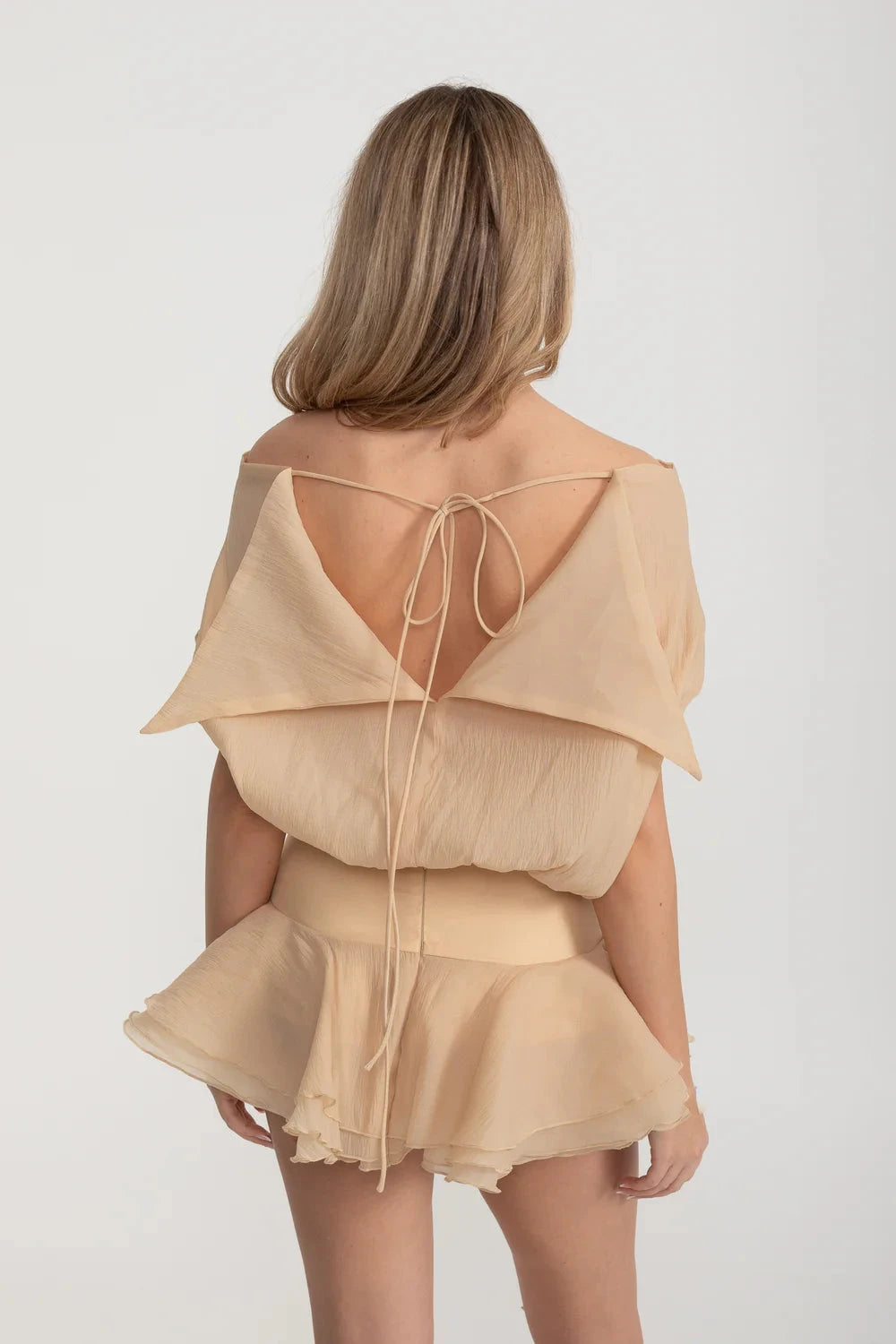 Elegantes Minikleid mit Schößchensaum und Rosetten-Taillenverzierung - Beige 