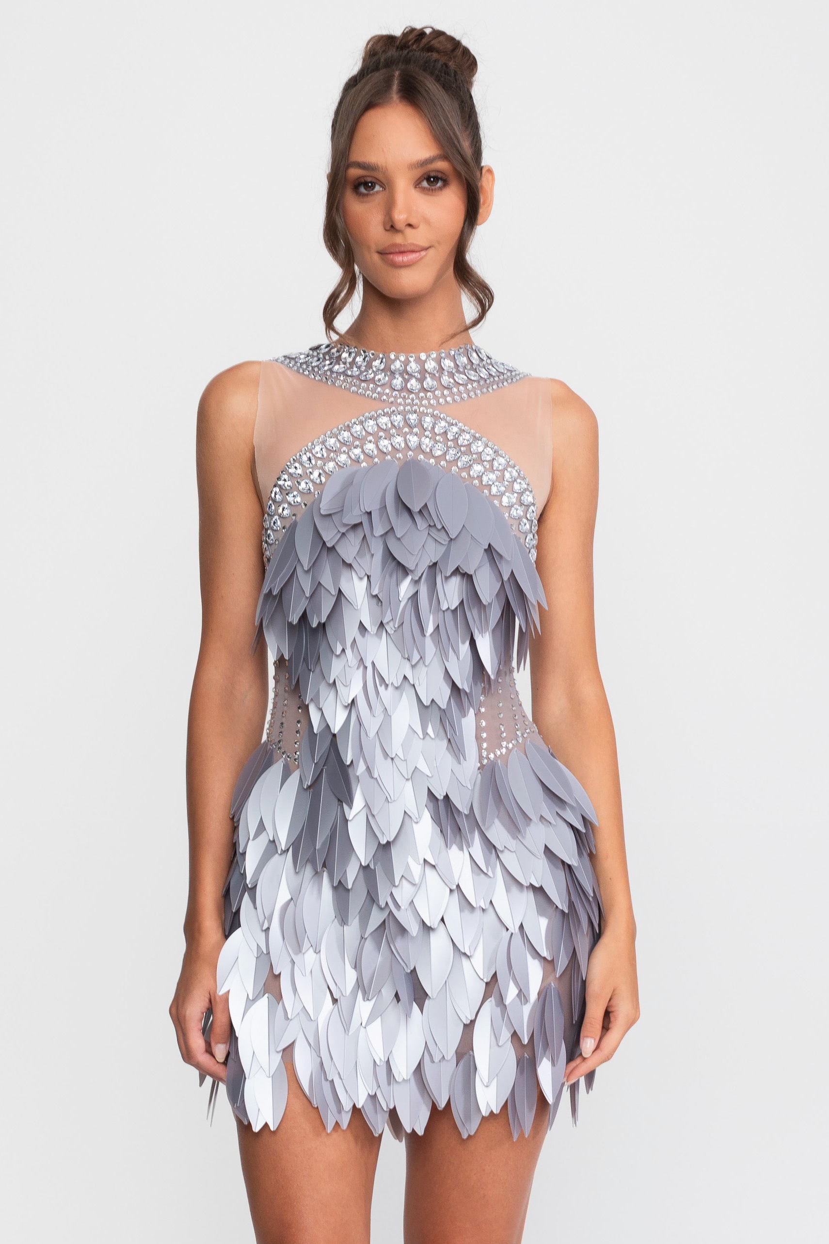 Ärmelloses, transparentes Mesh-Minikleid mit Feder-Panel und Kristallen - Grau 