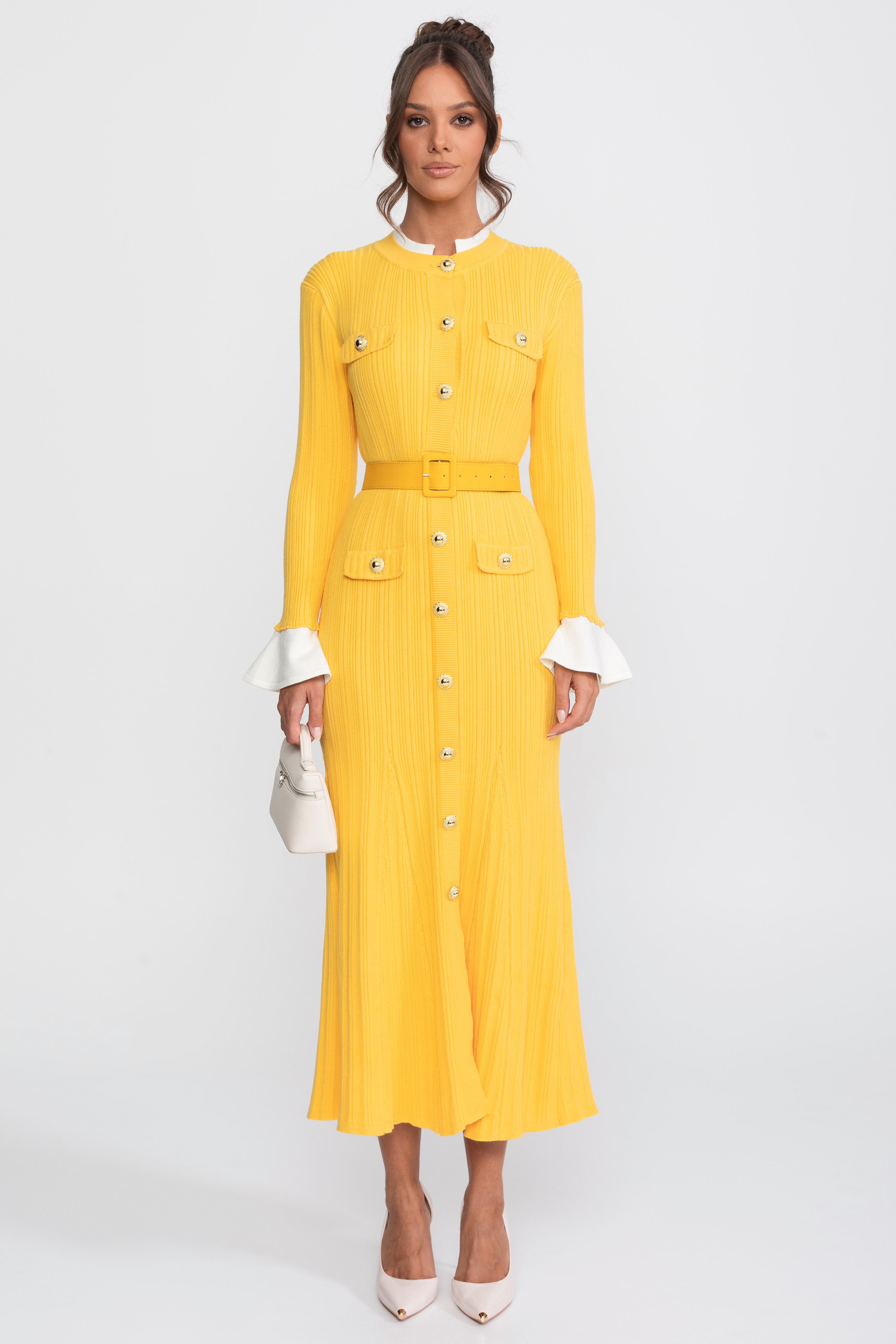 Geripptes Strick-Midikleid mit Gürtel, weißen Manschetten und weißem Kragen – Gelb 