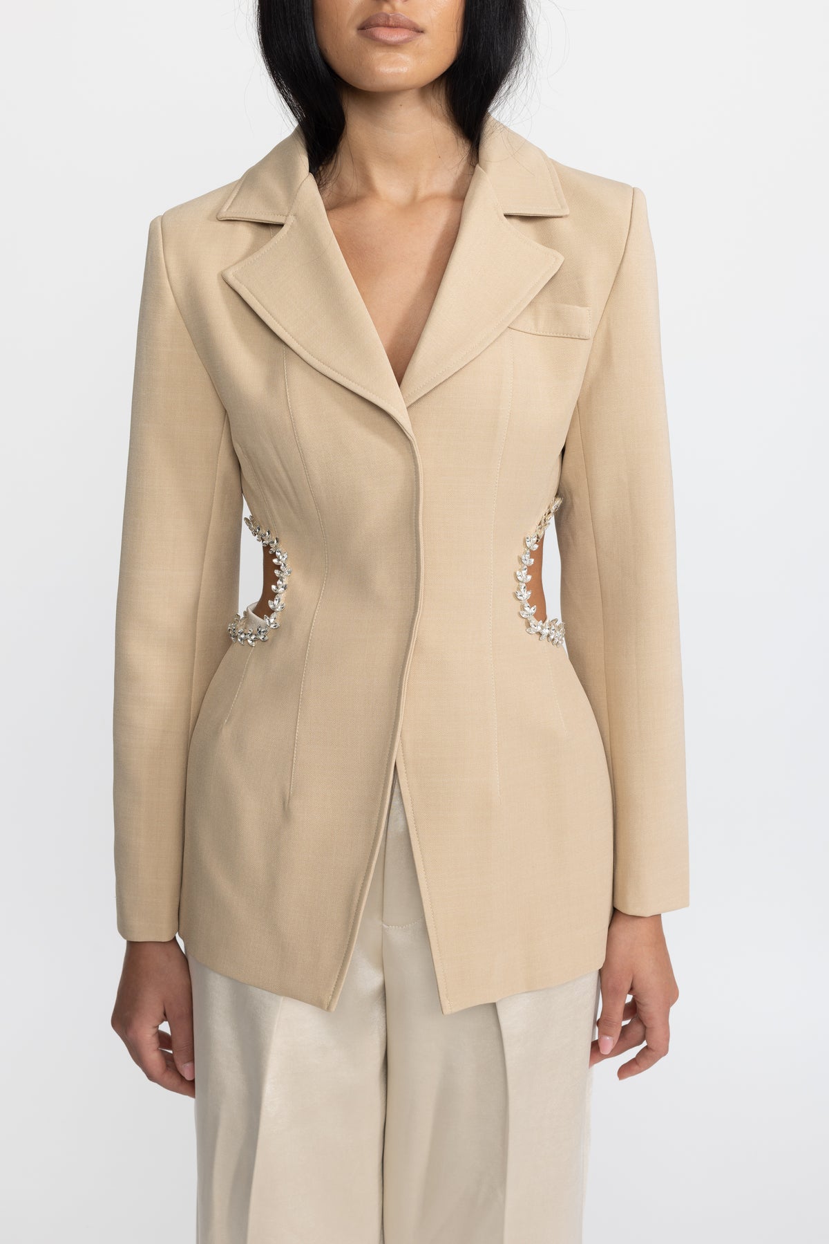 Taillierter Blazer mit Kristallbesatz und Cut-out an der Taille - Beige 