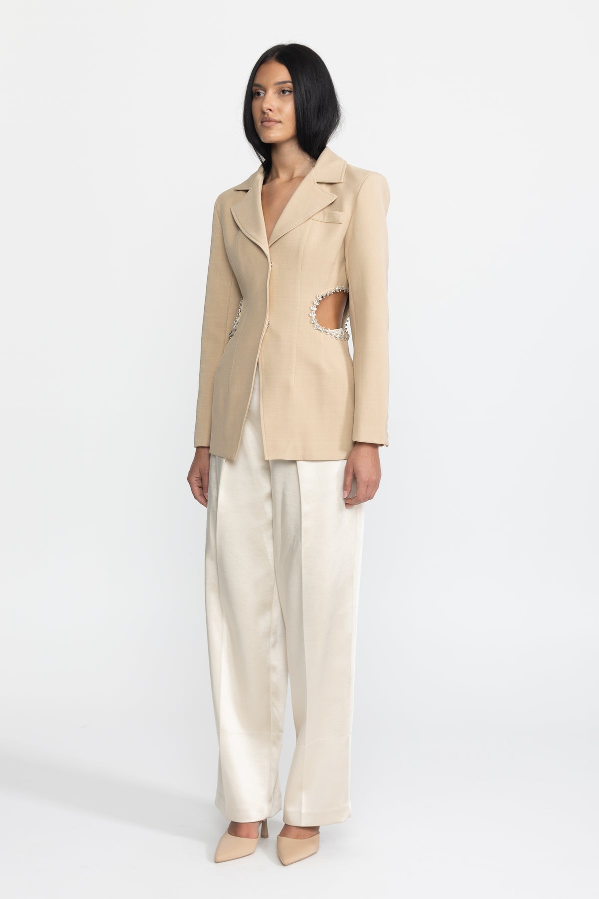 Taillierter Blazer mit Kristallbesatz und Cut-out an der Taille - Beige 