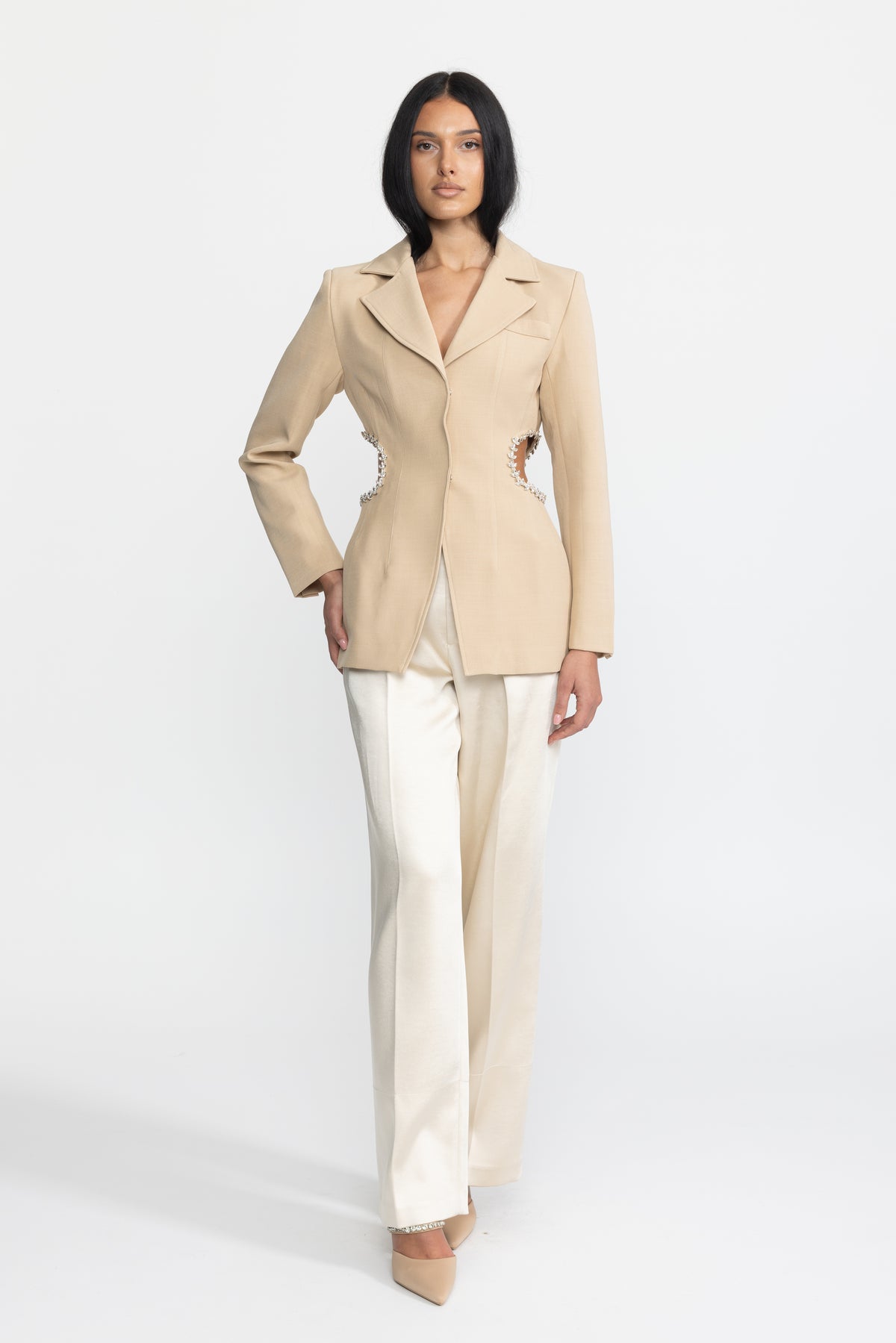 Taillierter Blazer mit Kristallbesatz und Cut-out an der Taille - Beige 