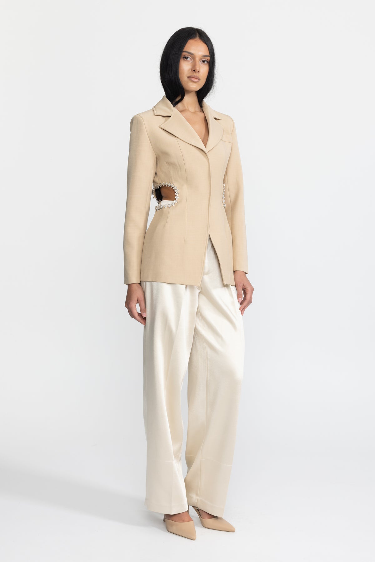 Taillierter Blazer mit Kristallbesatz und Cut-out an der Taille - Beige 