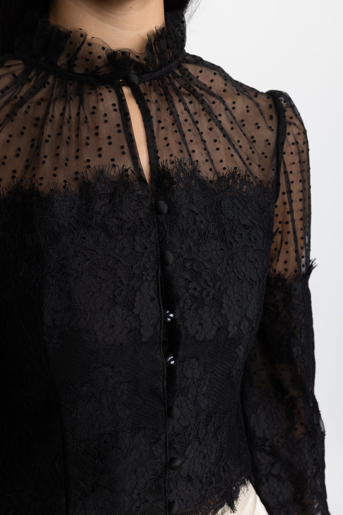 Cropped-Bluse mit Rüschenkragen aus Spitze und Punkt-Mesh – Schwarz 