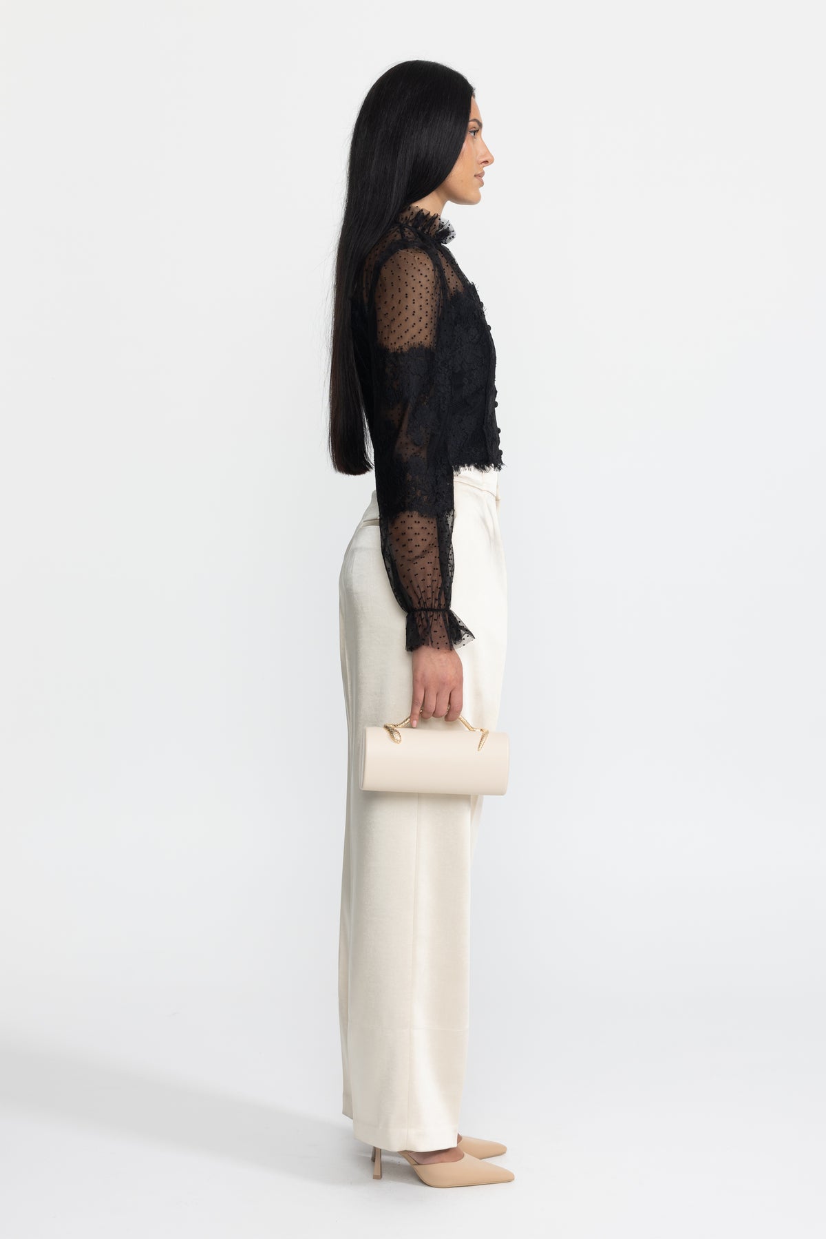 Cropped-Bluse mit Rüschenkragen aus Spitze und Punkt-Mesh – Schwarz 