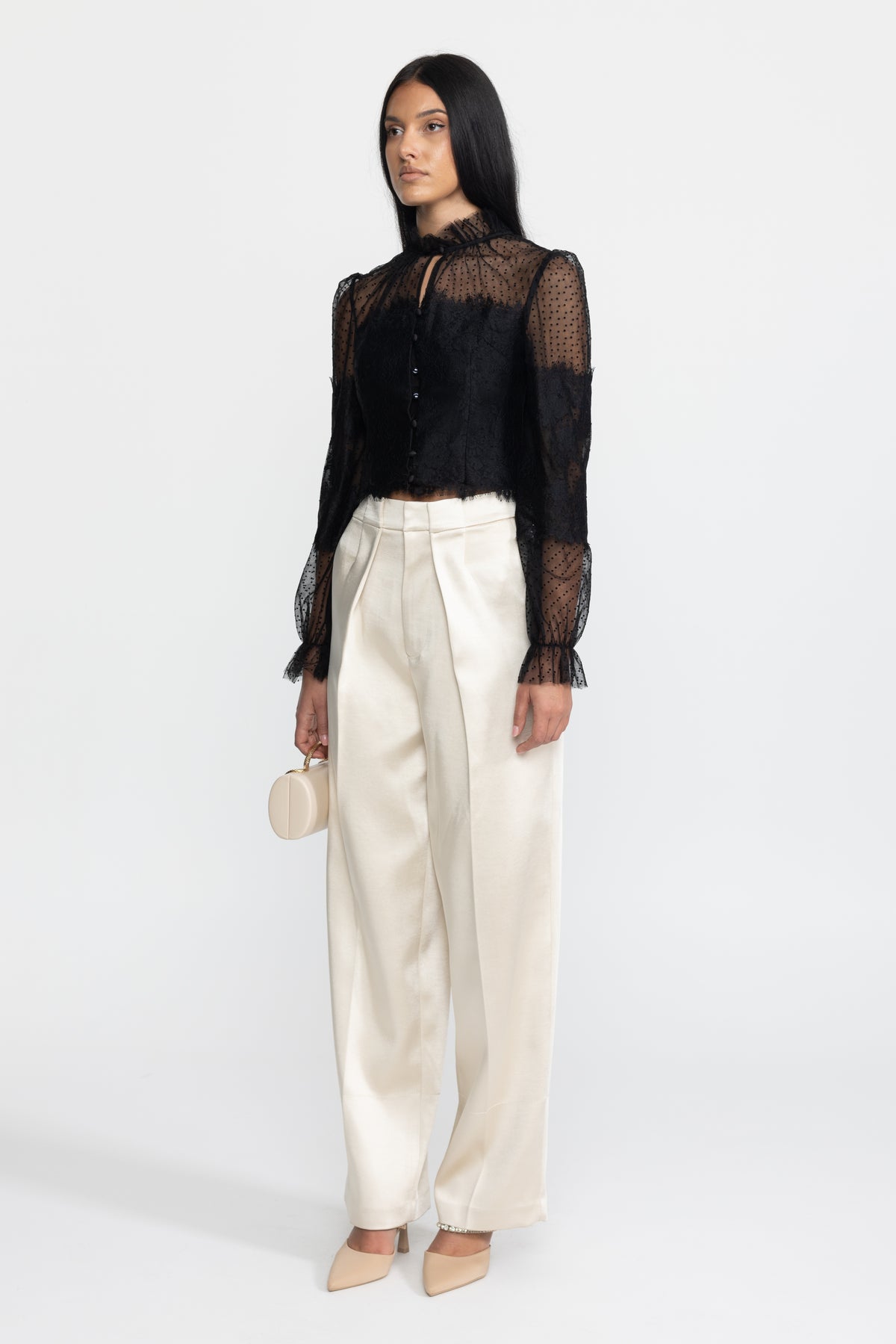 Cropped-Bluse mit Rüschenkragen aus Spitze und Punkt-Mesh – Schwarz 